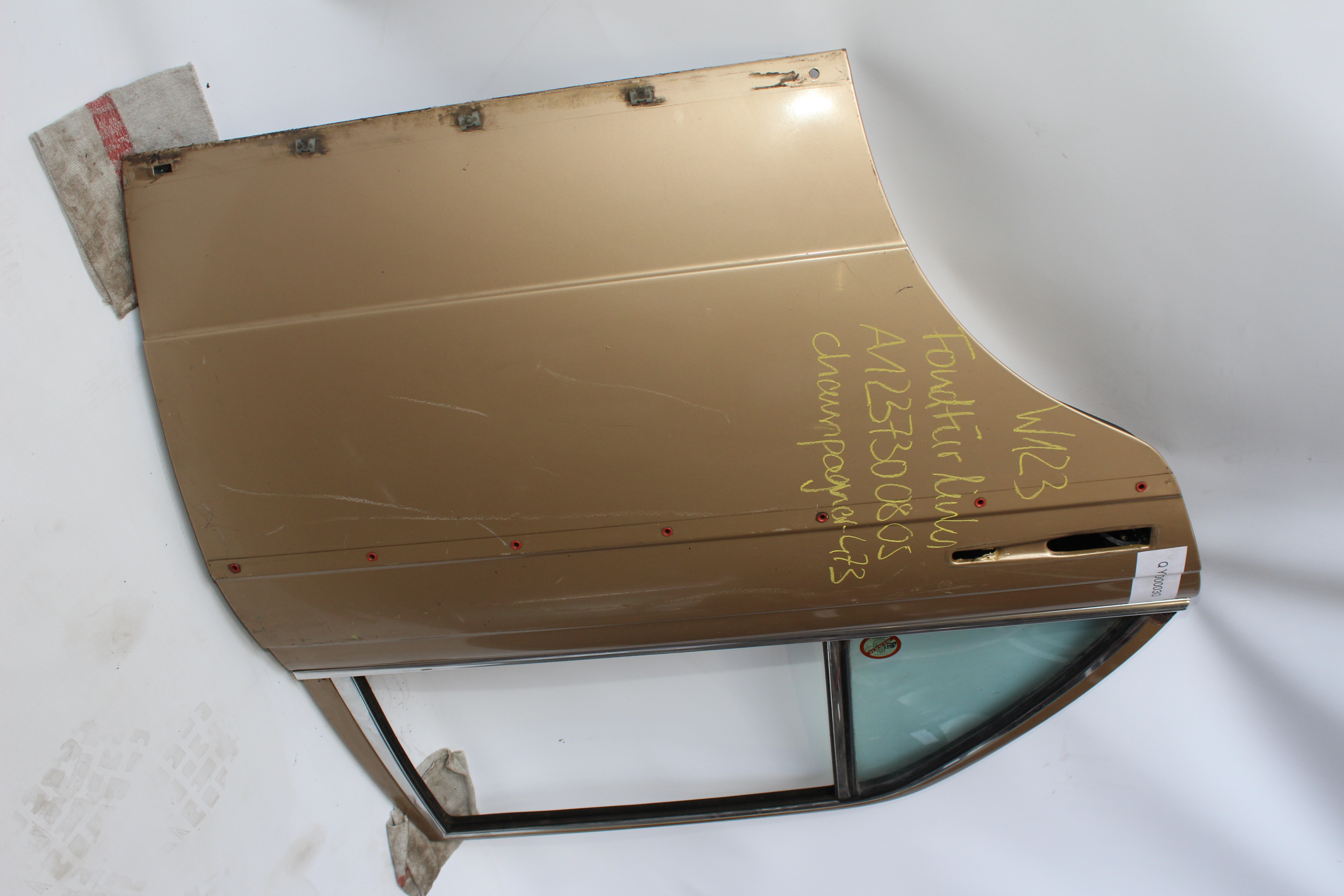 Fondtür rechts W123 Limousine Tür hinten rechts A1237300705 champagner 473