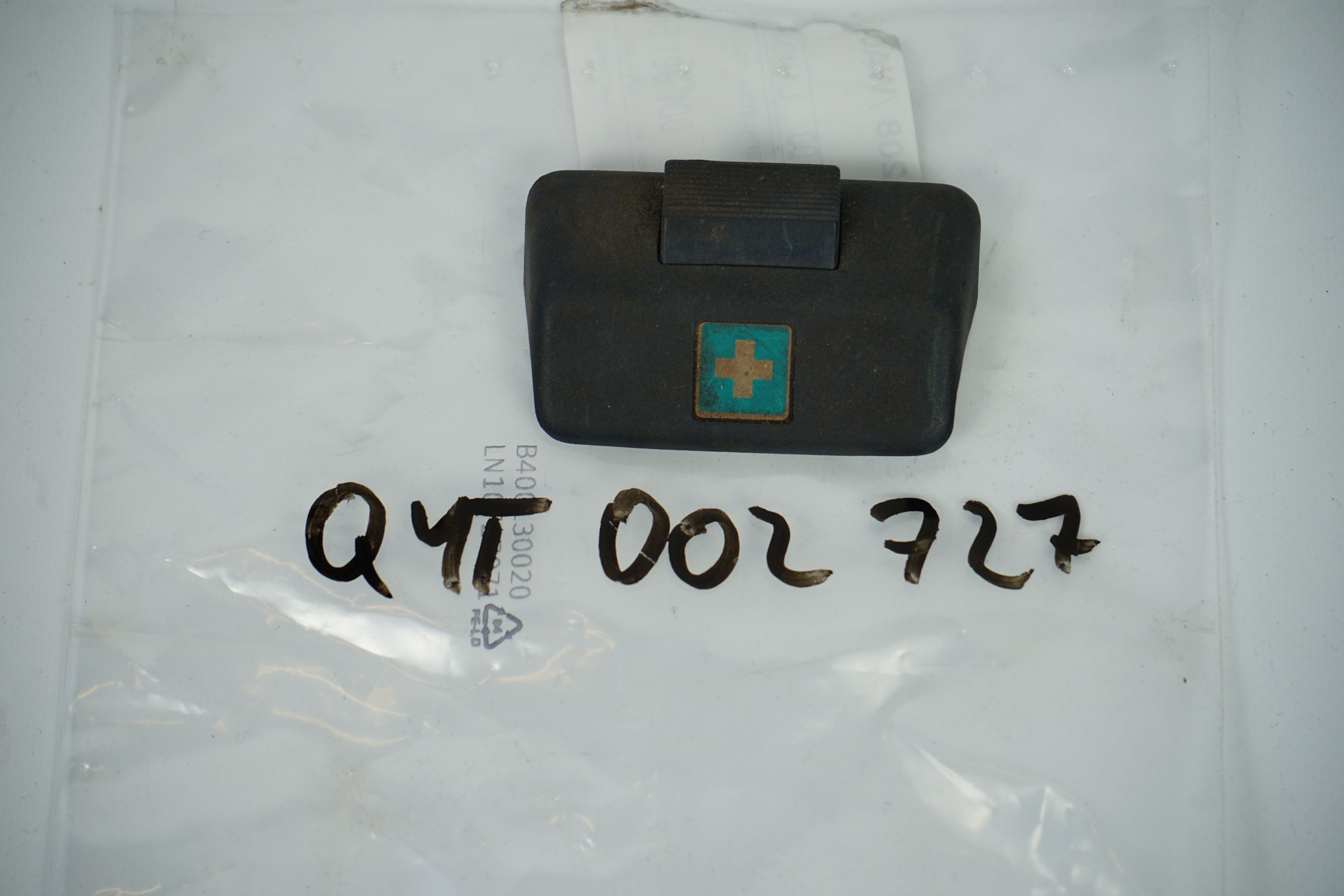 Griff Mercedes-Benz W126 Griff für Deckel Hutablage A12684001949051 A12684002949051