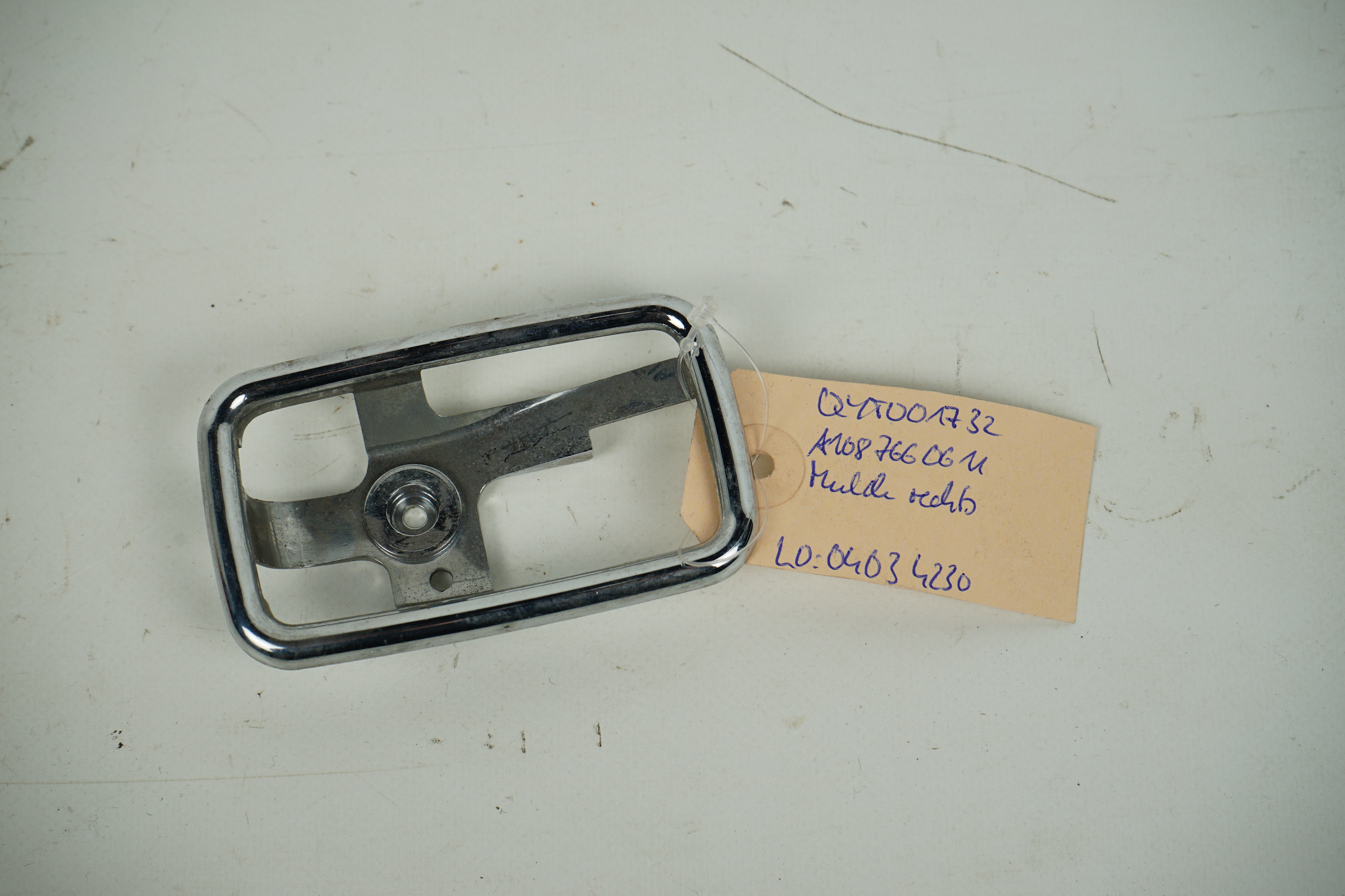 Mulde innen vorn rechts Mercedes-Benz W100 W108 W109 W110 W111 W113 W114 W115 W116 Chromblende an Betätigung innen vorn rechts A1087660611