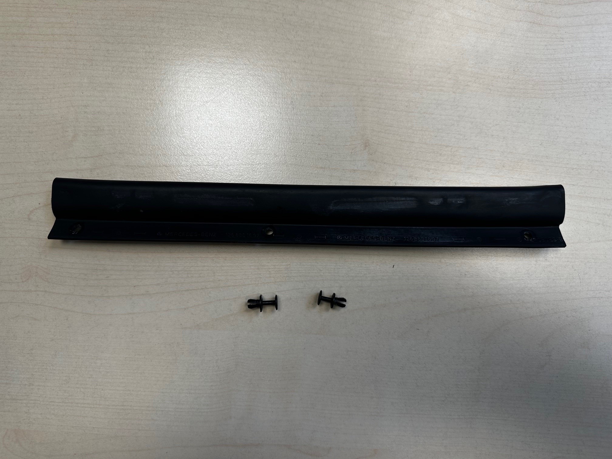 Dichtung Mercedes-Benz W126 S SE SEL S-Klasse Limousine Abdichtung über Scheinwerfer an Motorhaube rechts A1268801697 A1268801098 A2019900192