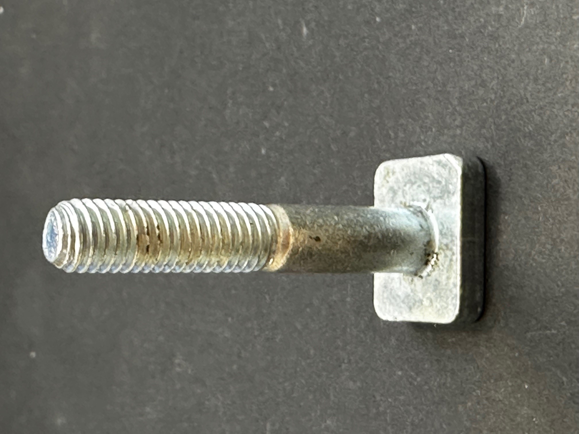 Schraube 46,5mm Mercedes-Benz M116 M117 in BM R107 W116 W126 W463 Lenkhelfpumpe an Träger A1169900433