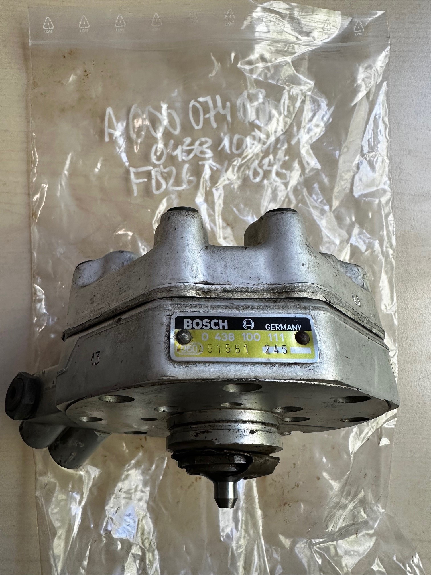 Mengenteiler Bosch 0438100111 Ferrari 208 GTB/ GTS Turbo Mercedes-Benz V8 Motor M116 M117 C107 380/ 500SLC R107 380SL-500SL W126 380SEC-500SEL 1.Serie K-Jetronik A0000741313 0438100111 0438100112 F026TX2035