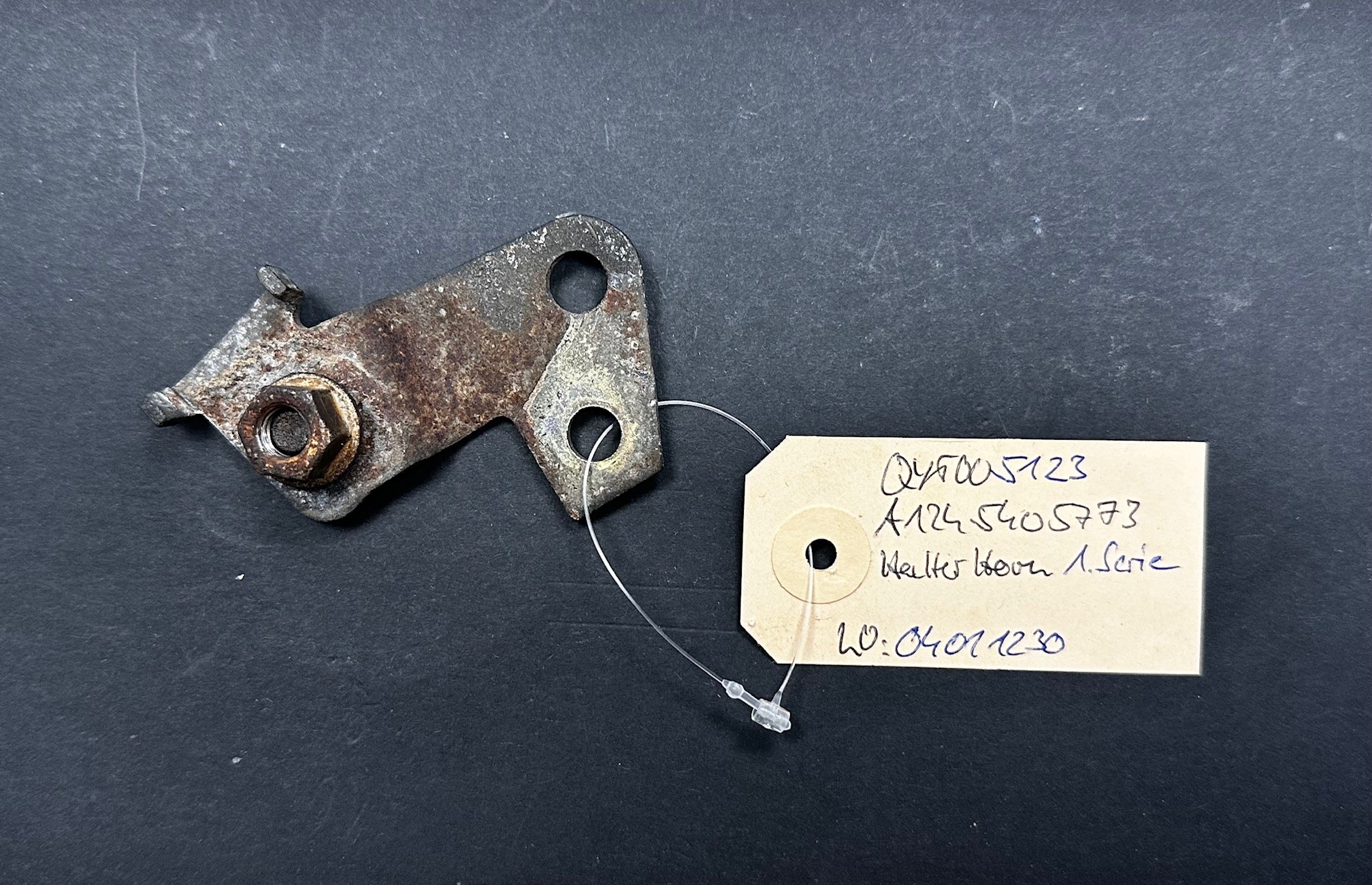 Halter Hupe Mercedes-Benz C124 S124 W124 Halter Horn vor Kühler Winkel bei Fahrzeugen mit Klimaanlage A1245405773