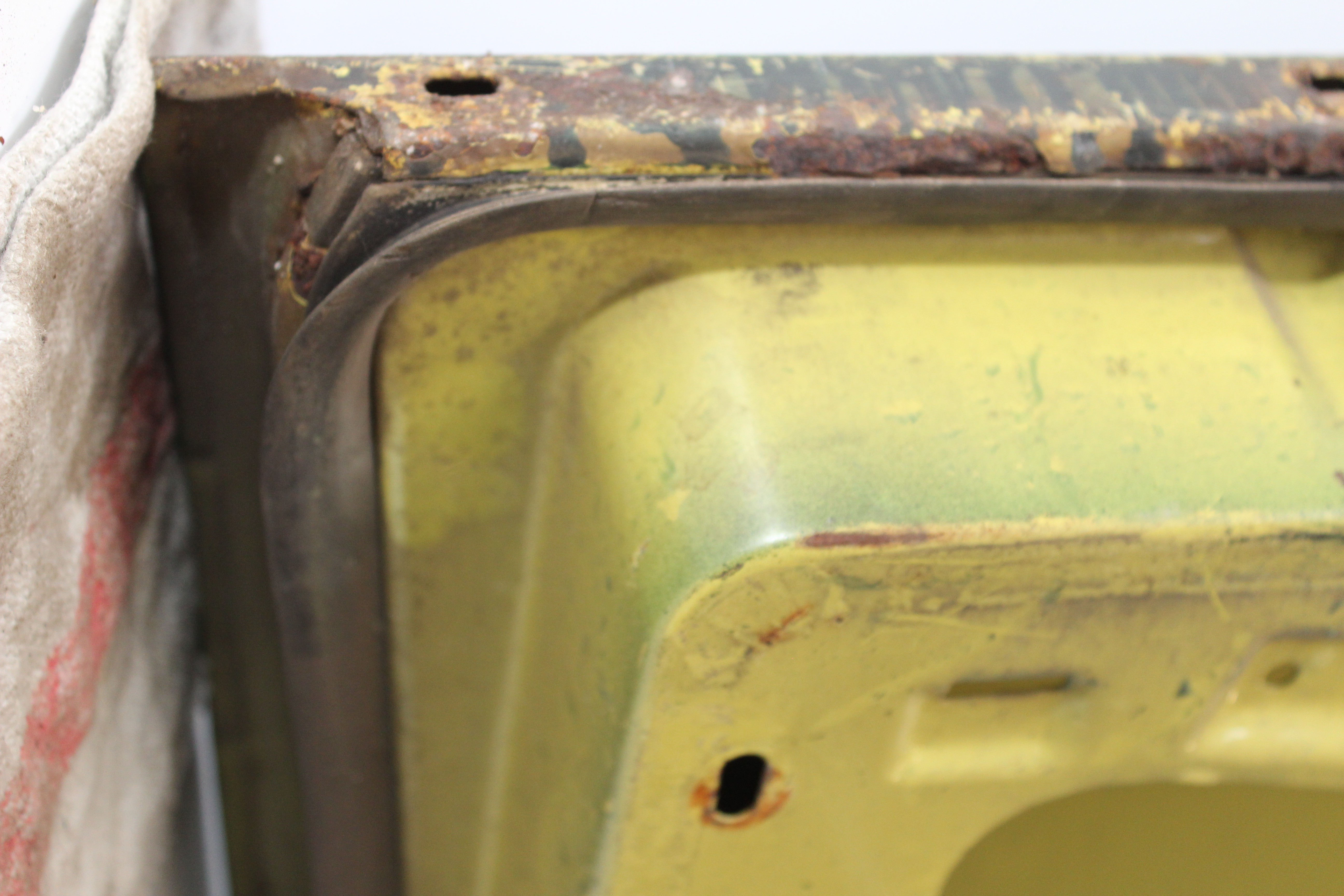 Fondtür rechts Mercedes-Benz W114 W115 /8 Strich acht Hintertür Beifahrerseite Verglasung klar grünmetallic A1157301205  