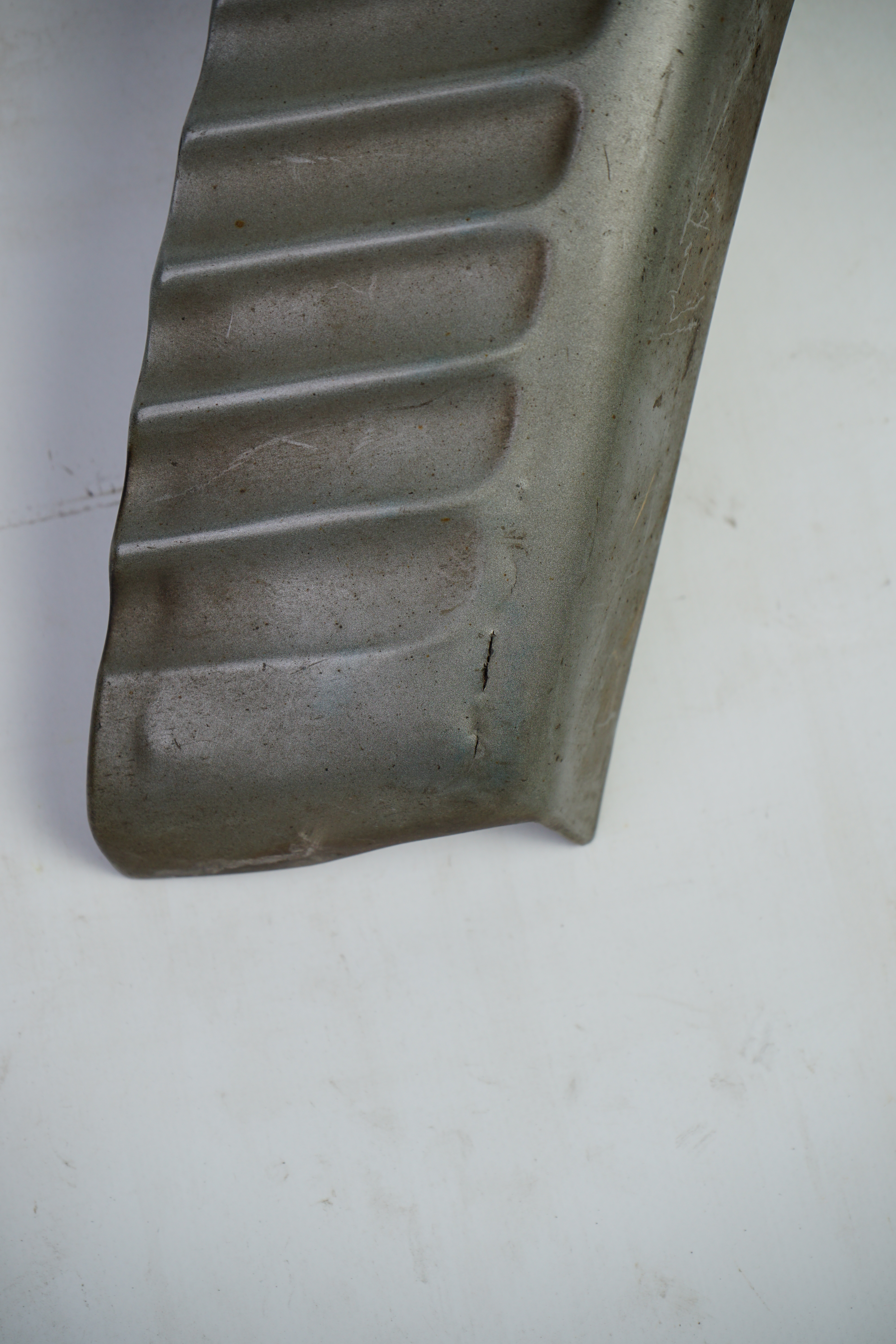 Verkleidung hinten links Sacco-Brett Mercedes-Benz W126 S-Klasse 1.Serie 280S-500SEL Verkleidung Radlauf fahrerseitig A1266900740 A1266902740 A1266908540 7175 mattgrau A1266980780