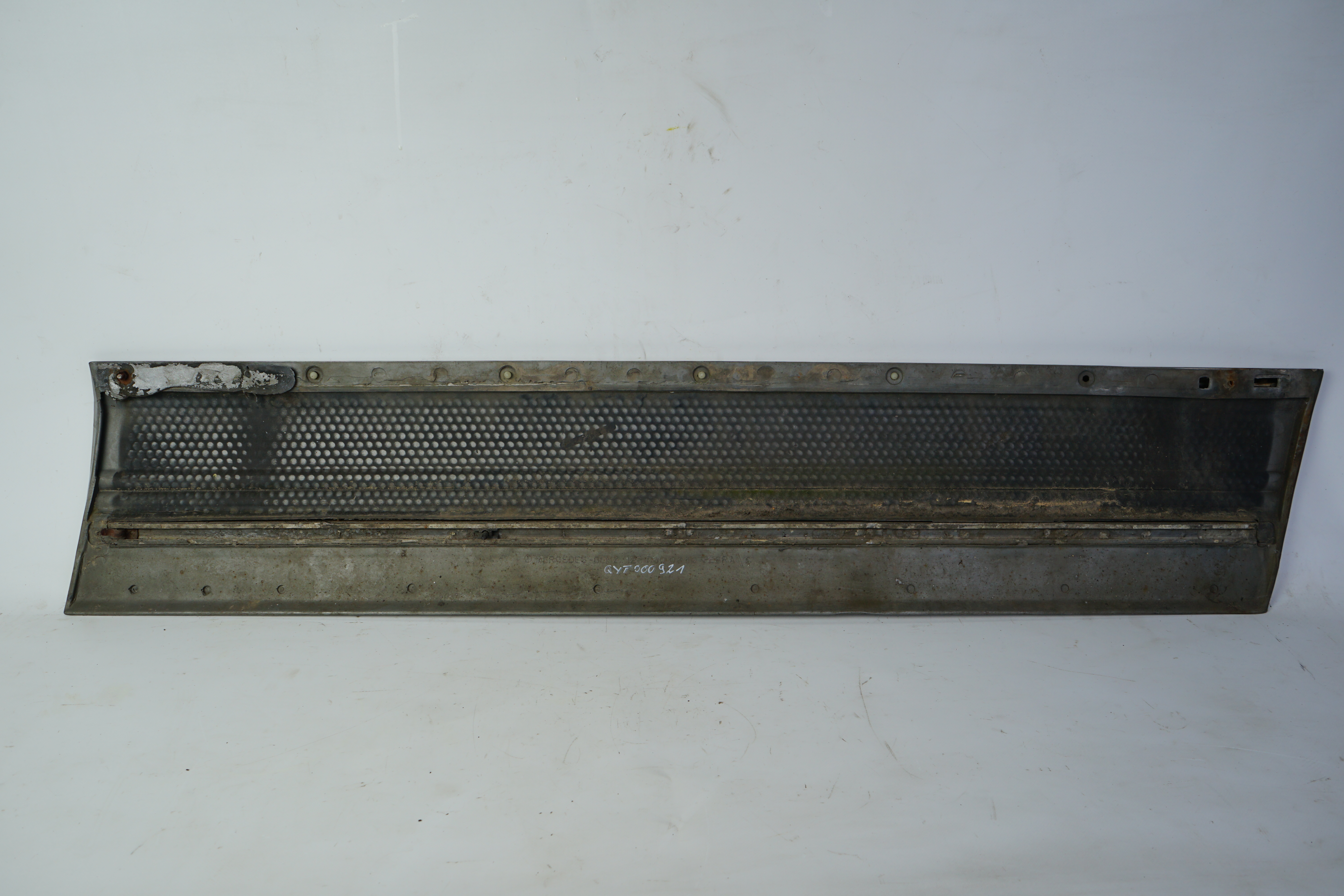 Verkleidung vorn links Sacco-Brett W126 1.Serie Fahrertür links A1266900340 incl.Zierstab A1266980380 7175 mattgrau normale Gebrauchsspuren/ Kratzer