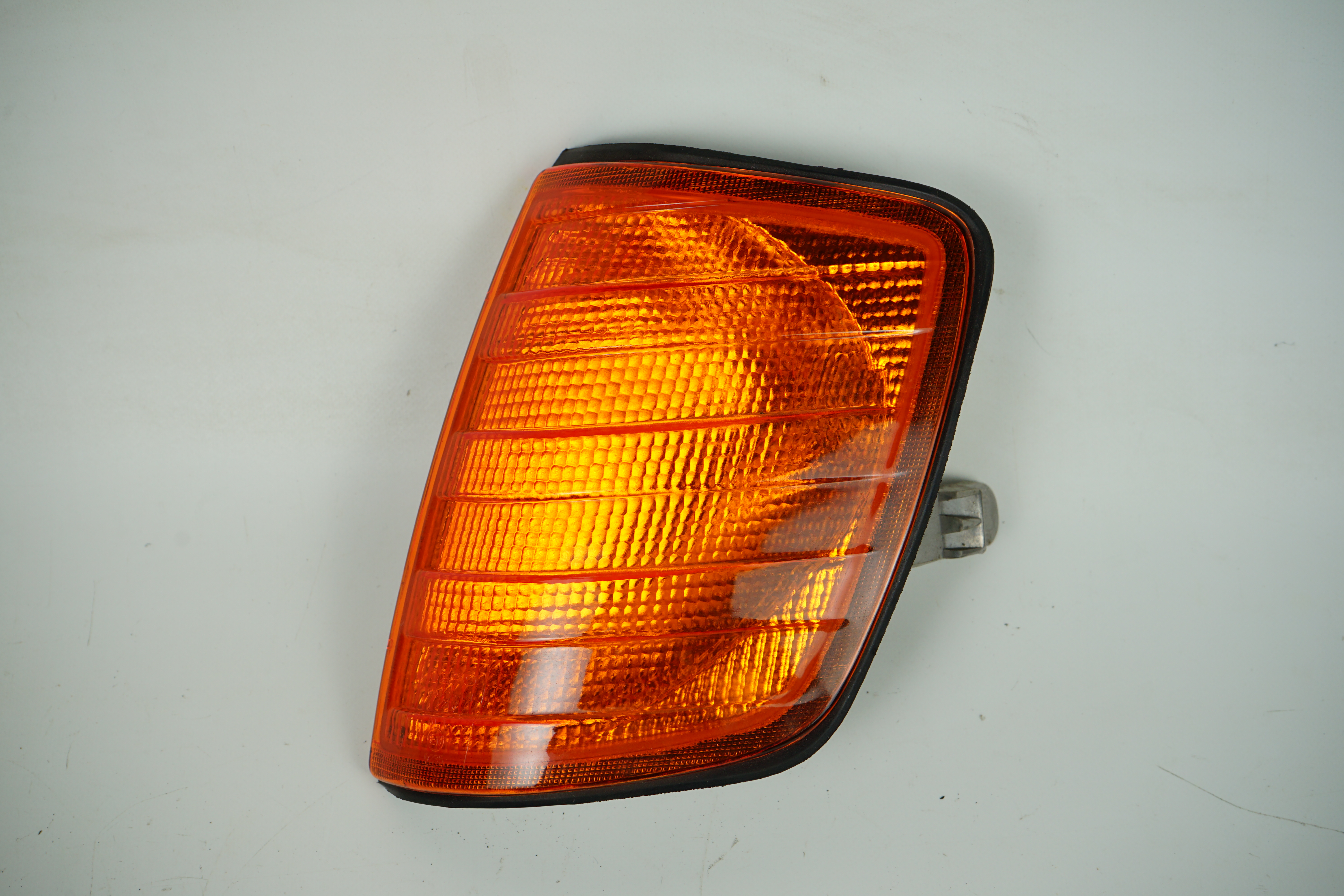 Blinkleuchte neuwertig links orange Mercedes-Benz A124 C124 S124 W124 E-Klasse - vor Mopf 05/93 Depo gelb A1248260943/ DEPO 014401606LY