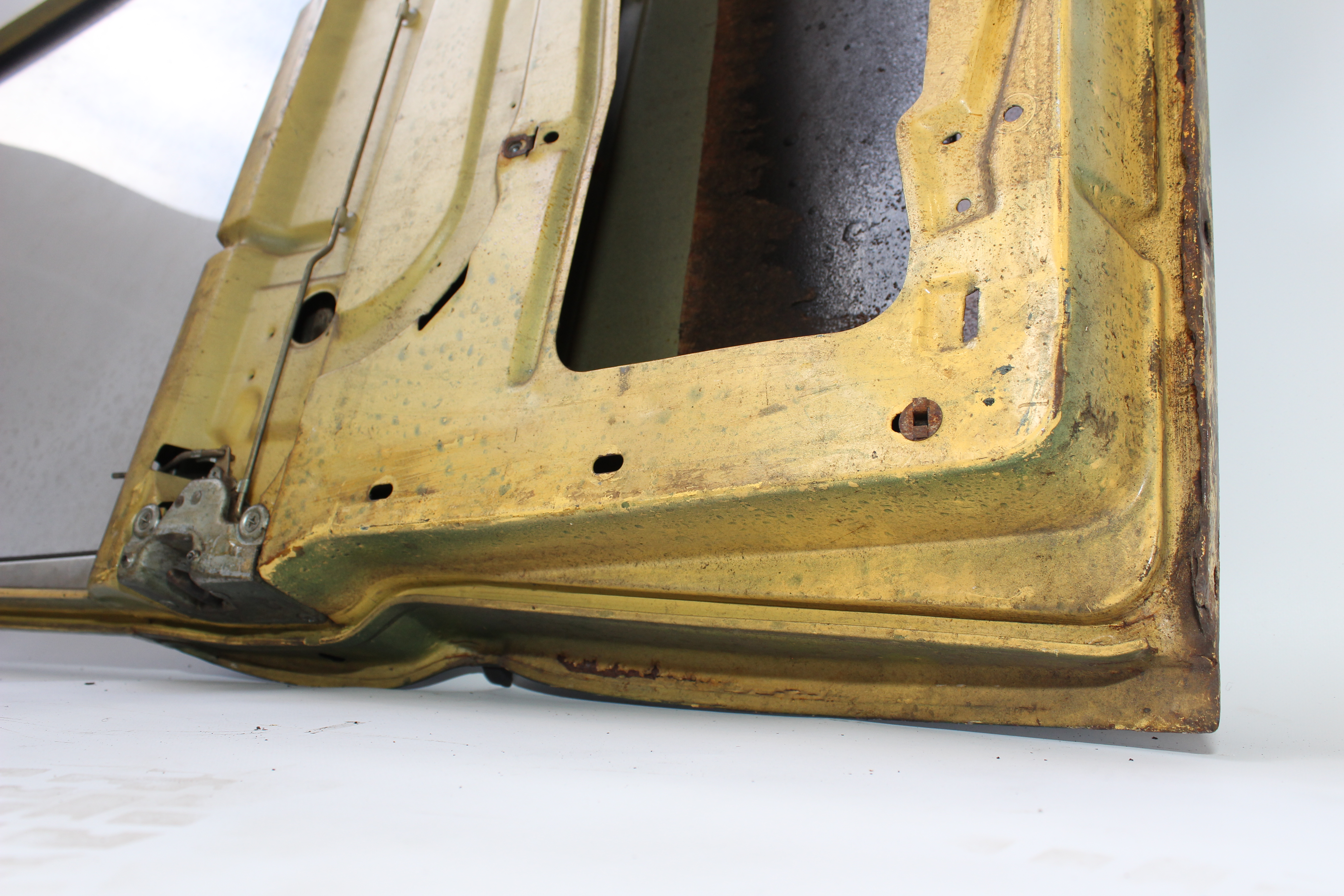 Tür vorn links Mercedes-Benz W114 115 /8 Strich acht Fahrertür grünmetallic Verglasung klar A1157201705 