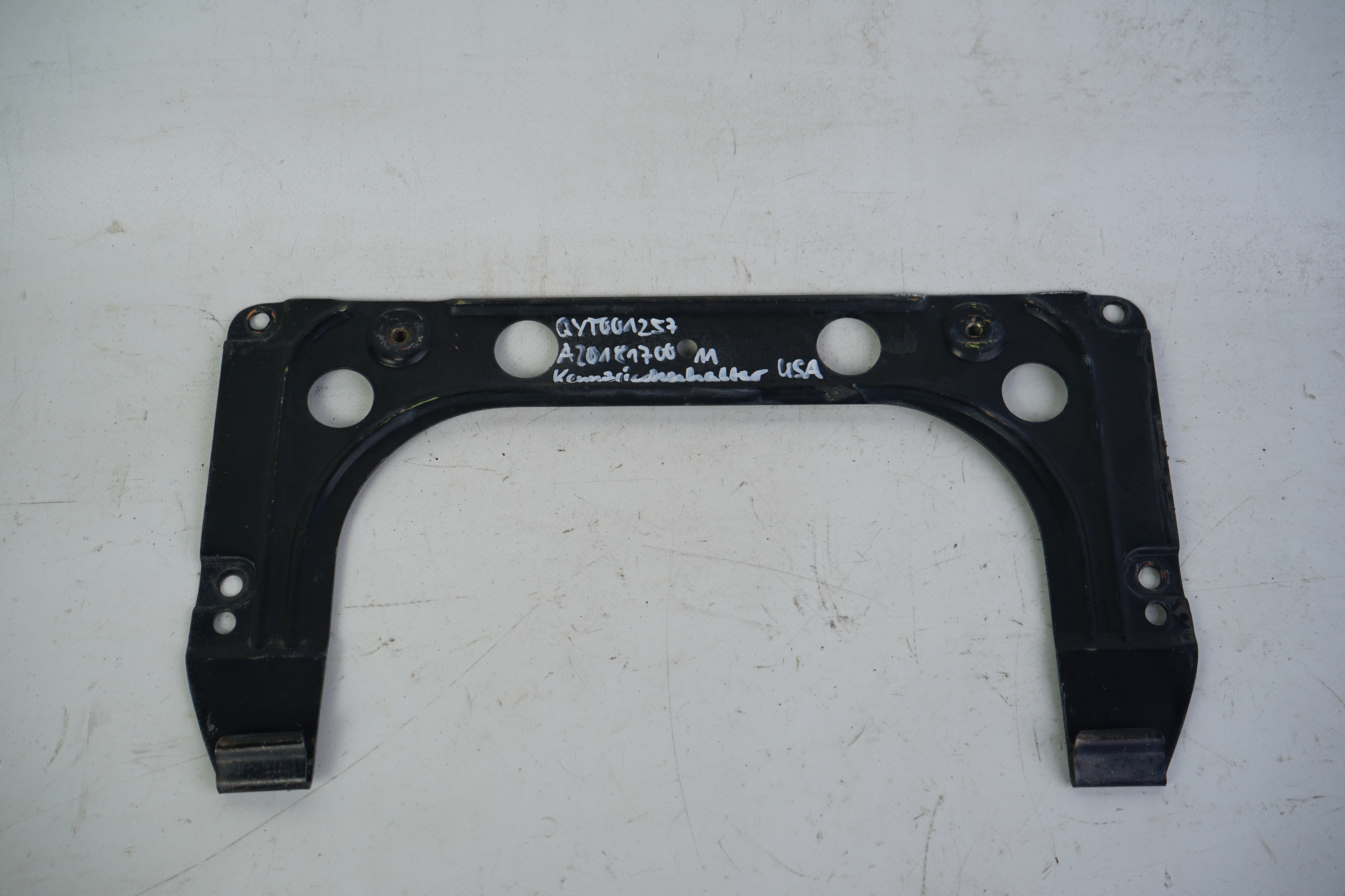 Platte für Kennzeichenschild Mercedes-Benz W123 W126 W201 190 190E US-Version Limousine 1. & 2.Serie License Plate Holder Kennzeichenträger (USA) A1238170111