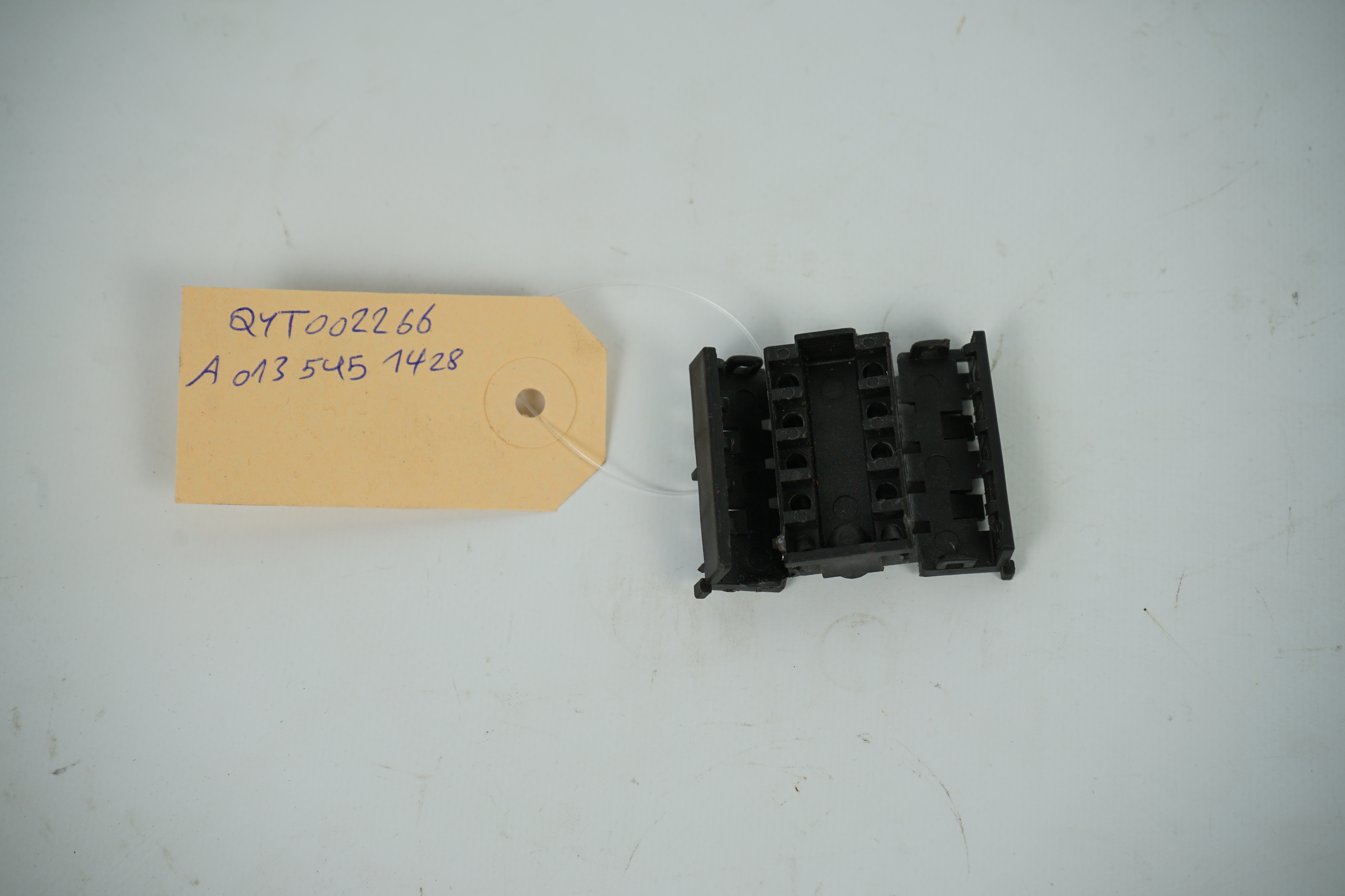 Steckhülsengehäuse 10-polig Mercedes-Benz W107 W124 W126 R129 W140 W201 W638 Steckhülsengehäuse Lampenkontrolle MotorRestWärme MRA 10-PIN A0135451428