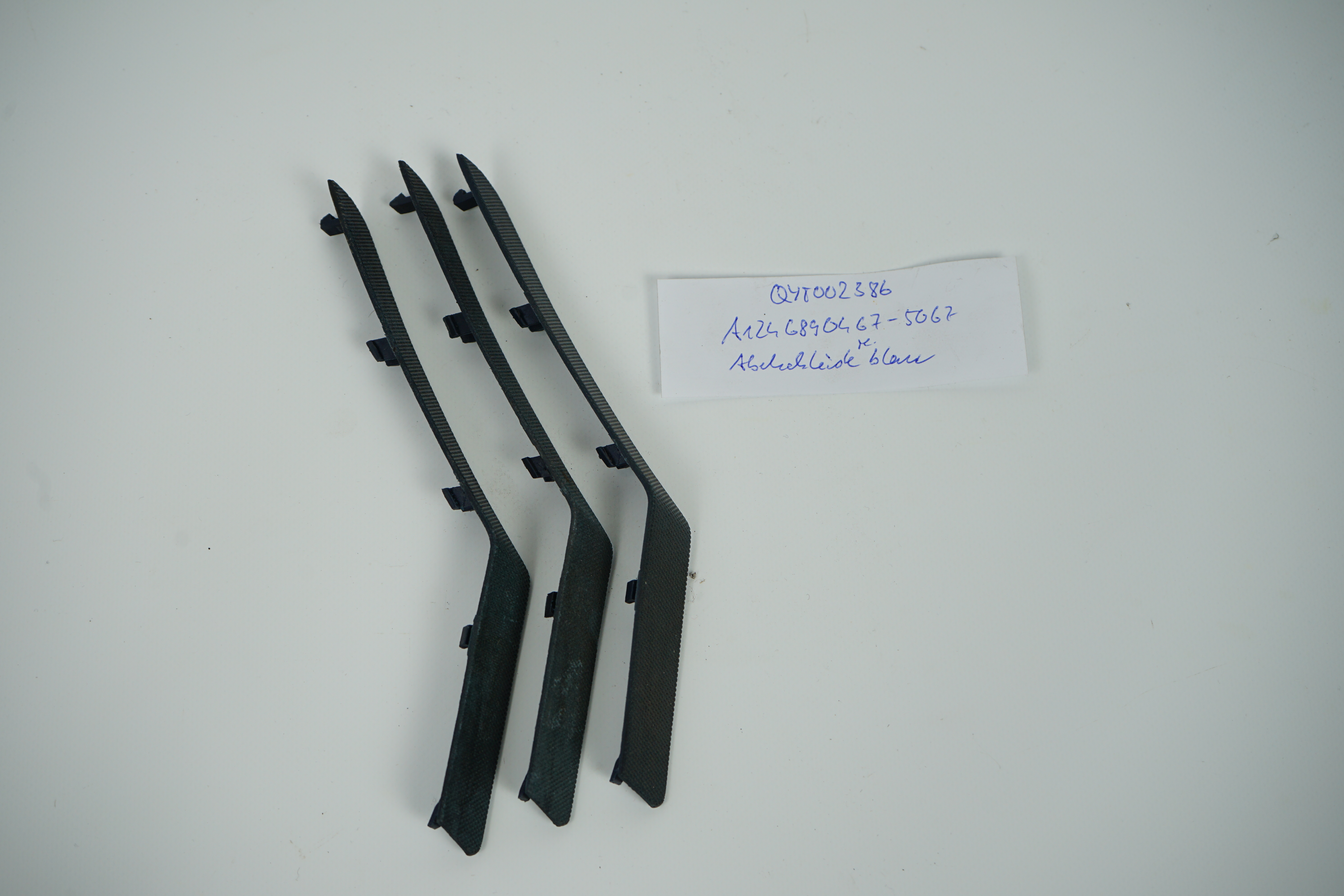 Abdeckleiste links blau Mercedes-Benz A124 C124 S124 W124 Abdeckleiste Lautsprecher im Armaturenbrett links Fahrerseite A1246890167 5076
