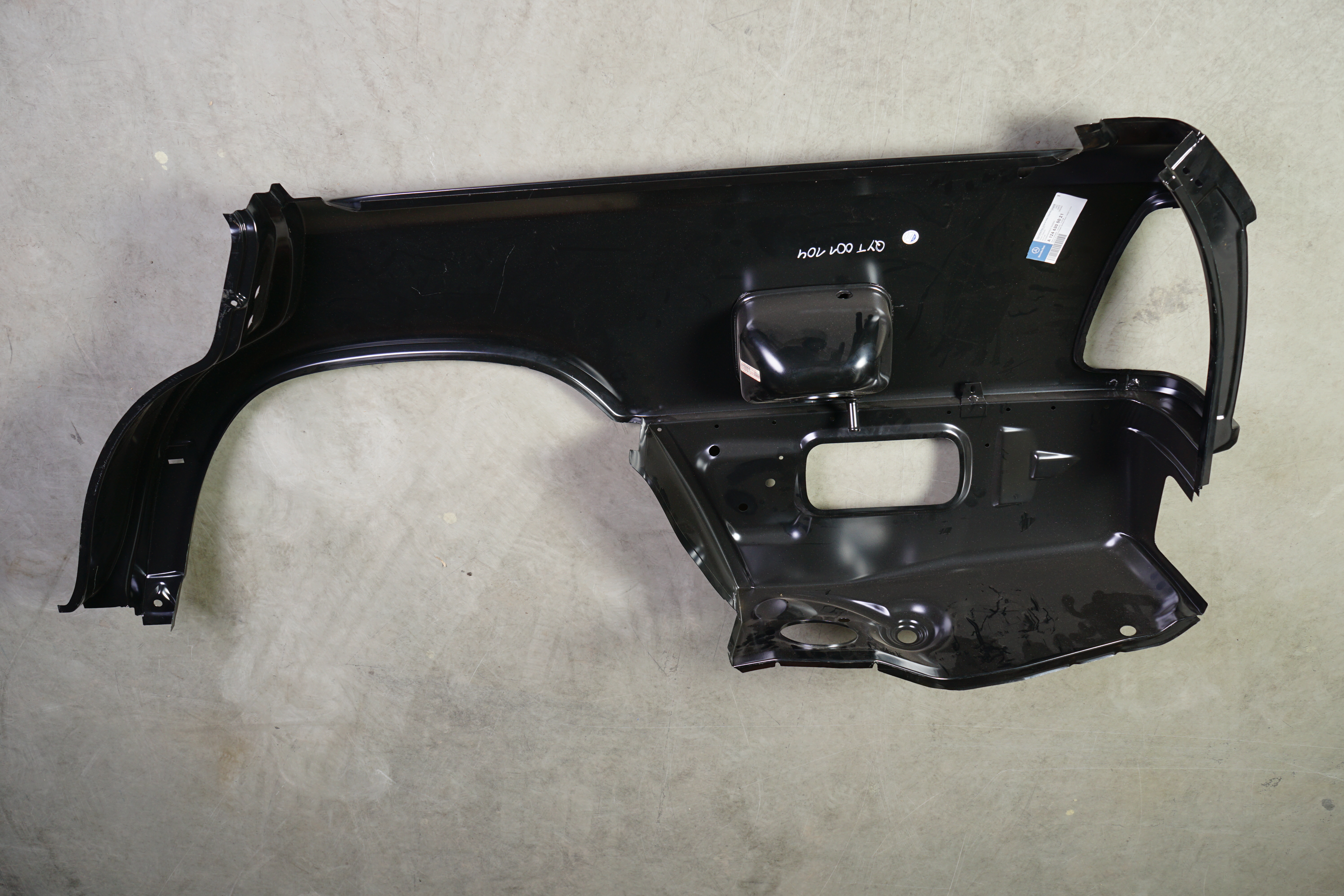 Seitenteil hinten rechts Mercedes-Benz  S124 T-Modell Kombi Kotflügel hinten rechts/ Seitenwand mit Antennenloch A1246301021 A1246305021 nos