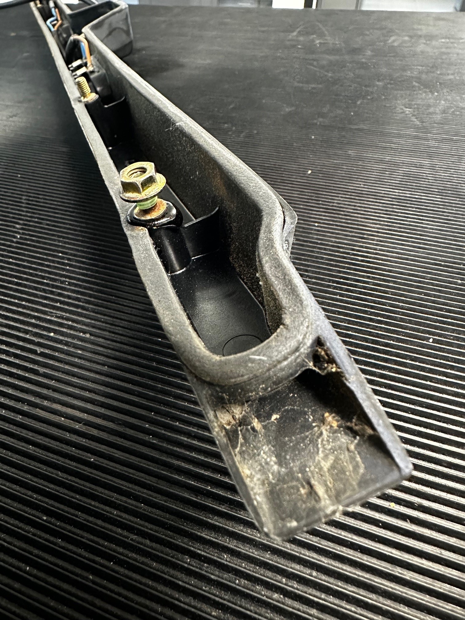 Gehäuse Kennzeichenleuchte Mercedes-Benz C126 SEC Coupé W126 S SE SEL Limousine 1. Serie 09/1979 - 08/1985 Lichtleiste Kennzeichenbeleuchtung A1268200709 A1268202909