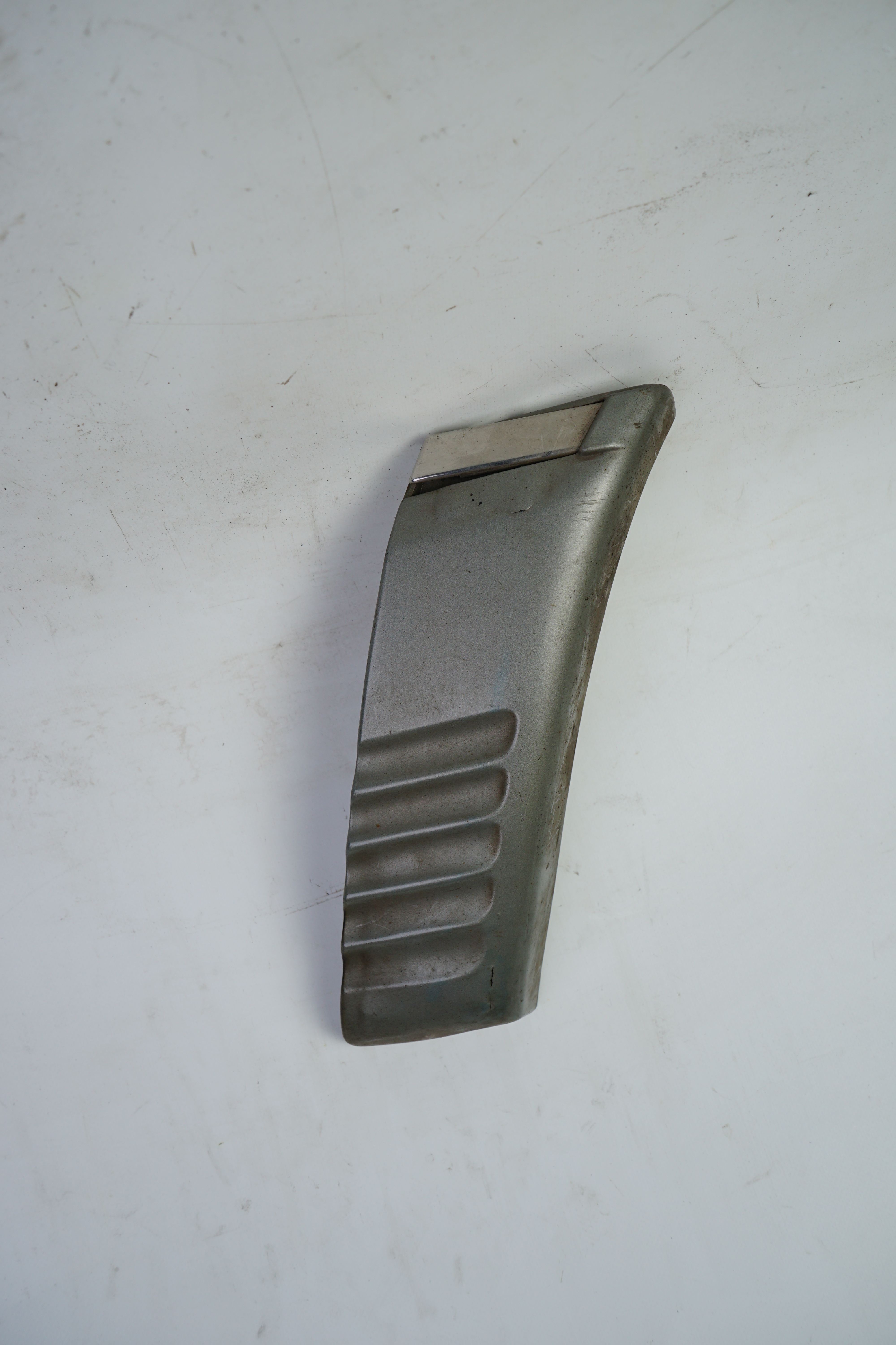 Verkleidung hinten links Sacco-Brett Mercedes-Benz W126 S-Klasse 1.Serie 280S-500SEL Verkleidung Radlauf fahrerseitig A1266900740 A1266902740 A1266908540 7175 mattgrau A1266980780