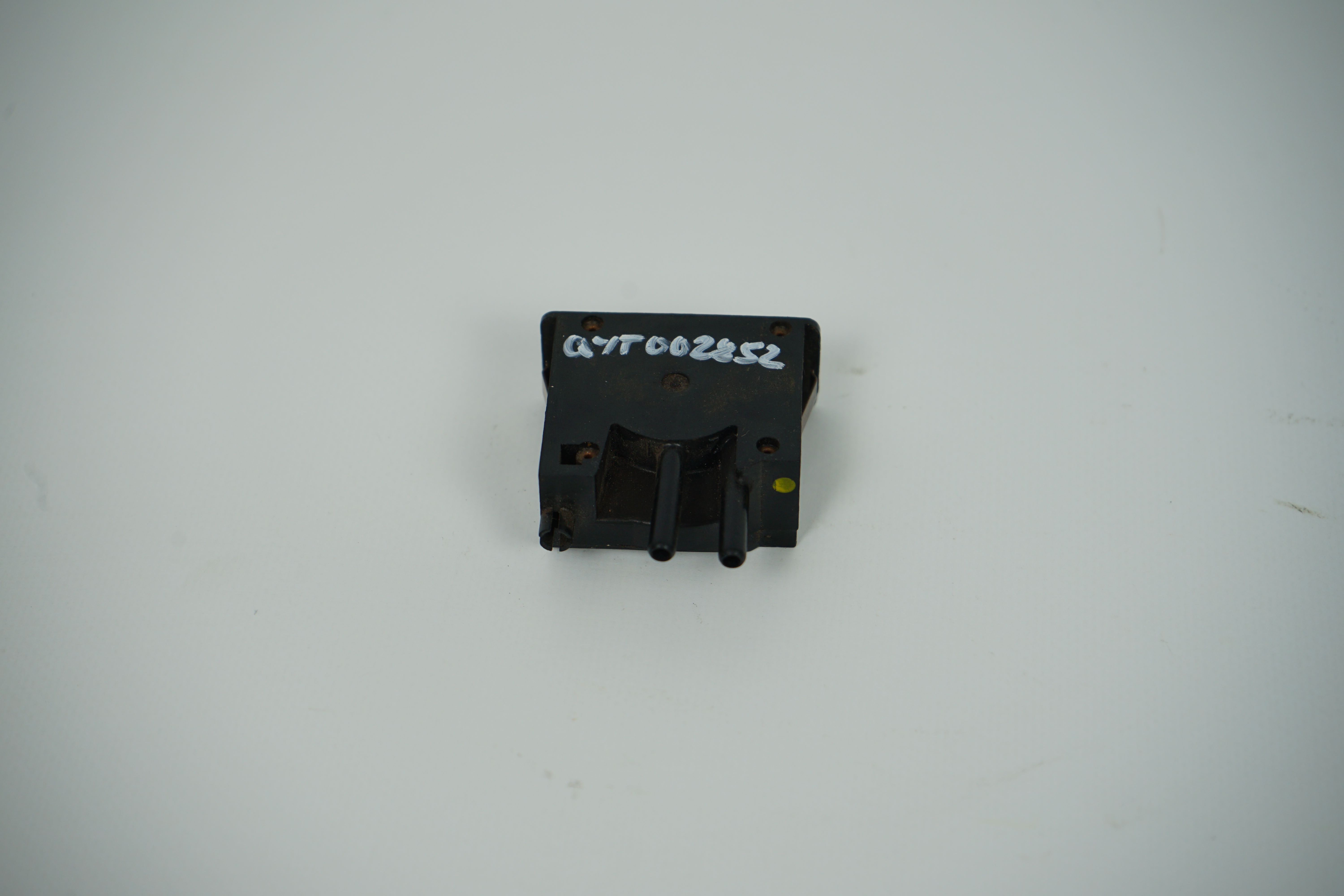 Unterdruck-Schalter Leuchtweitenregulierung A0008000473