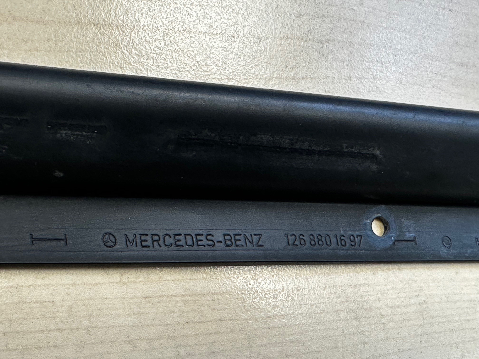 Dichtung Mercedes-Benz W126 S SE SEL S-Klasse Limousine Abdichtung über Scheinwerfer an Motorhaube rechts A1268801697 A1268801098 A2019900192