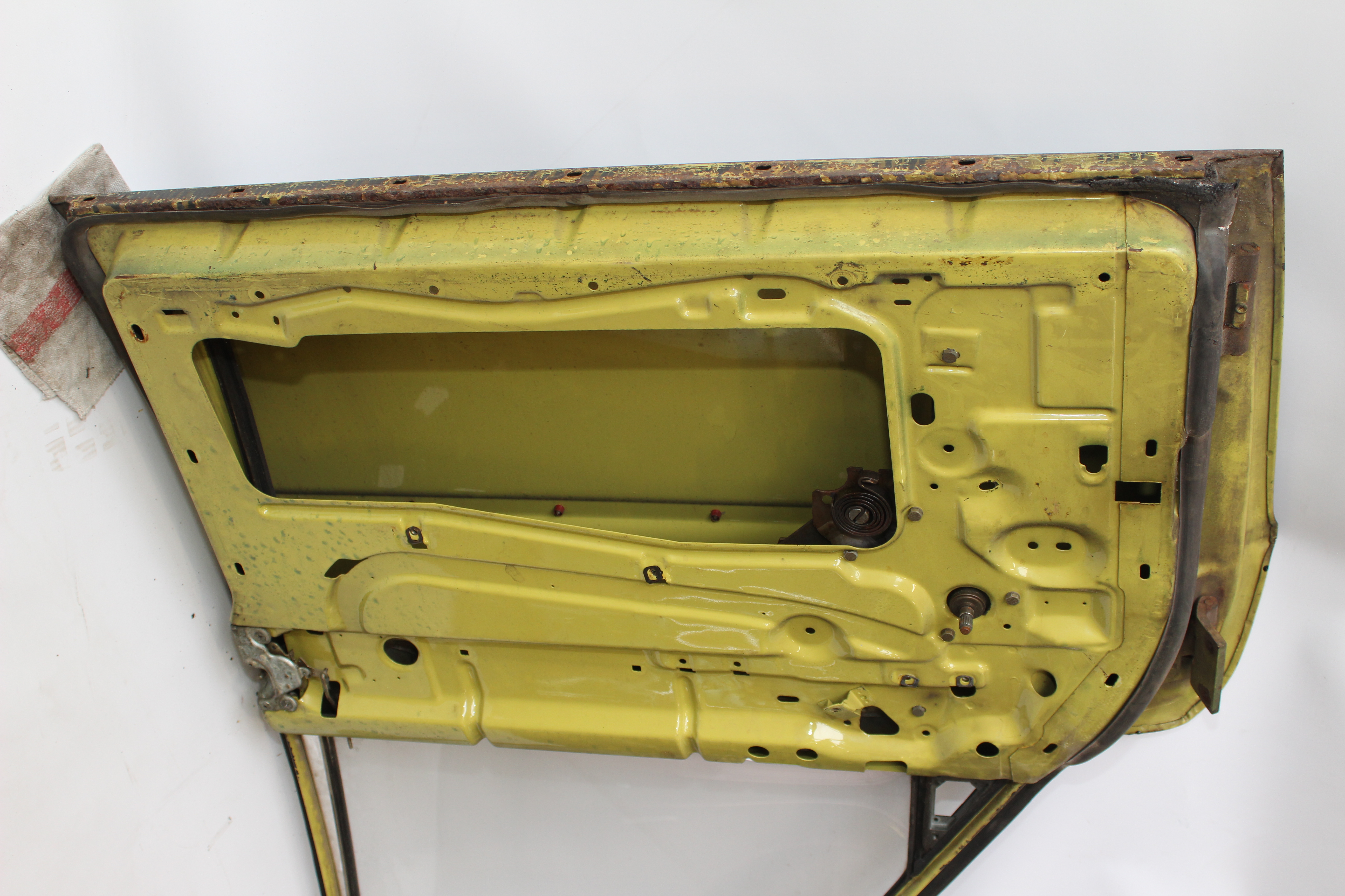 Fondtür rechts Mercedes-Benz W114 W115 /8 Strich acht Hintertür Beifahrerseite Verglasung klar grünmetallic A1157301205  