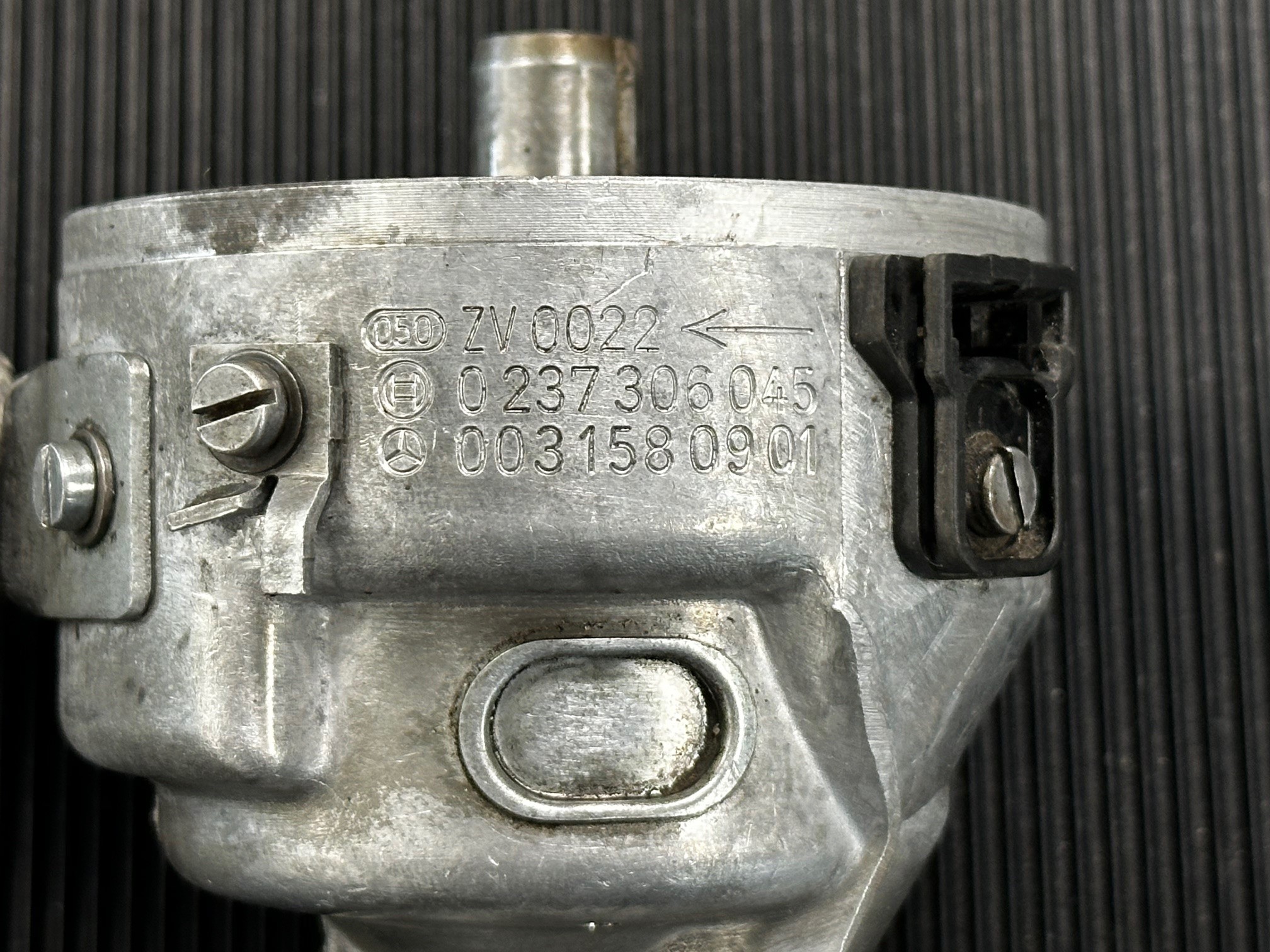 Zündverteiler Bosch ZV0022 Mercedes-Benz M110.994 M110.990 M110.989 M110.988 280 E S SE SEL SL SLC Sechszylinder Zündverteiler mit Unterdruckdose A0031580901 Bosch 0237306045 UDD A0001586318 