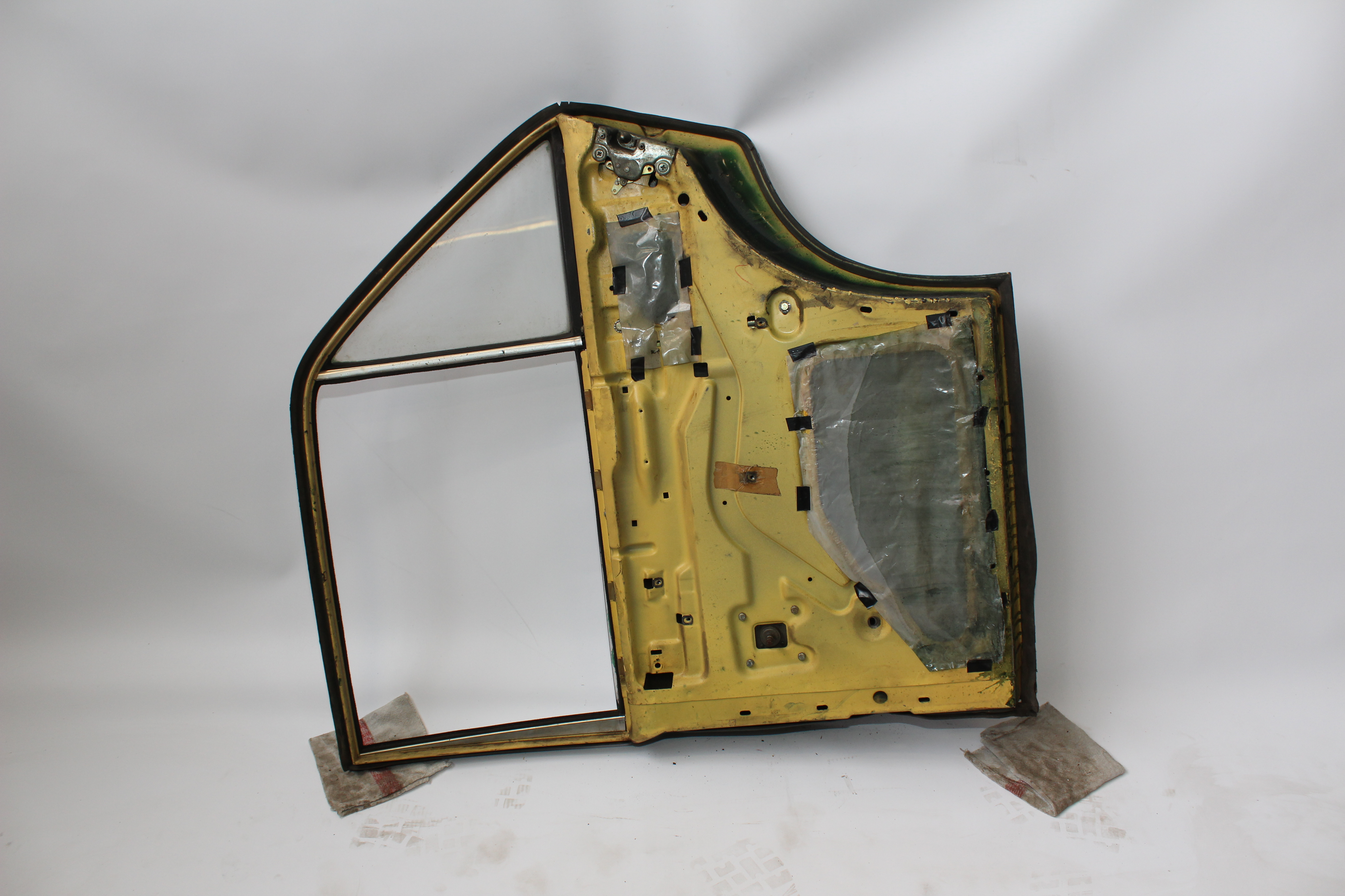 Fondtür rechts Mercedes-Benz W114 115 /8 Strich acht Tür hinten rechts Verglasung klar grünmetallic A1157301205 