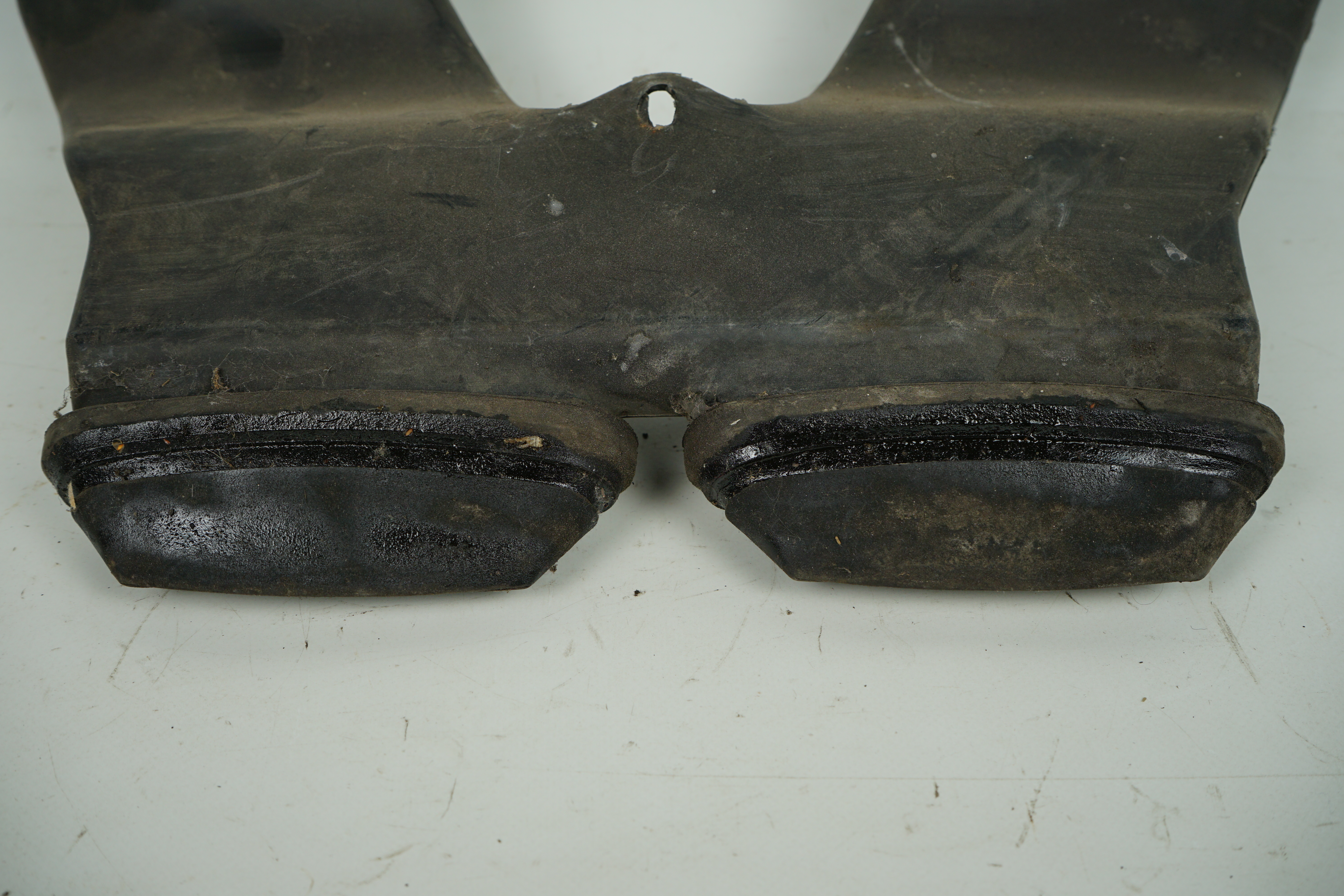 Leitteil mit Tülle Mercedes-Benz C126 W126 Wasserablauf Mitte A1268310036 A1269970181