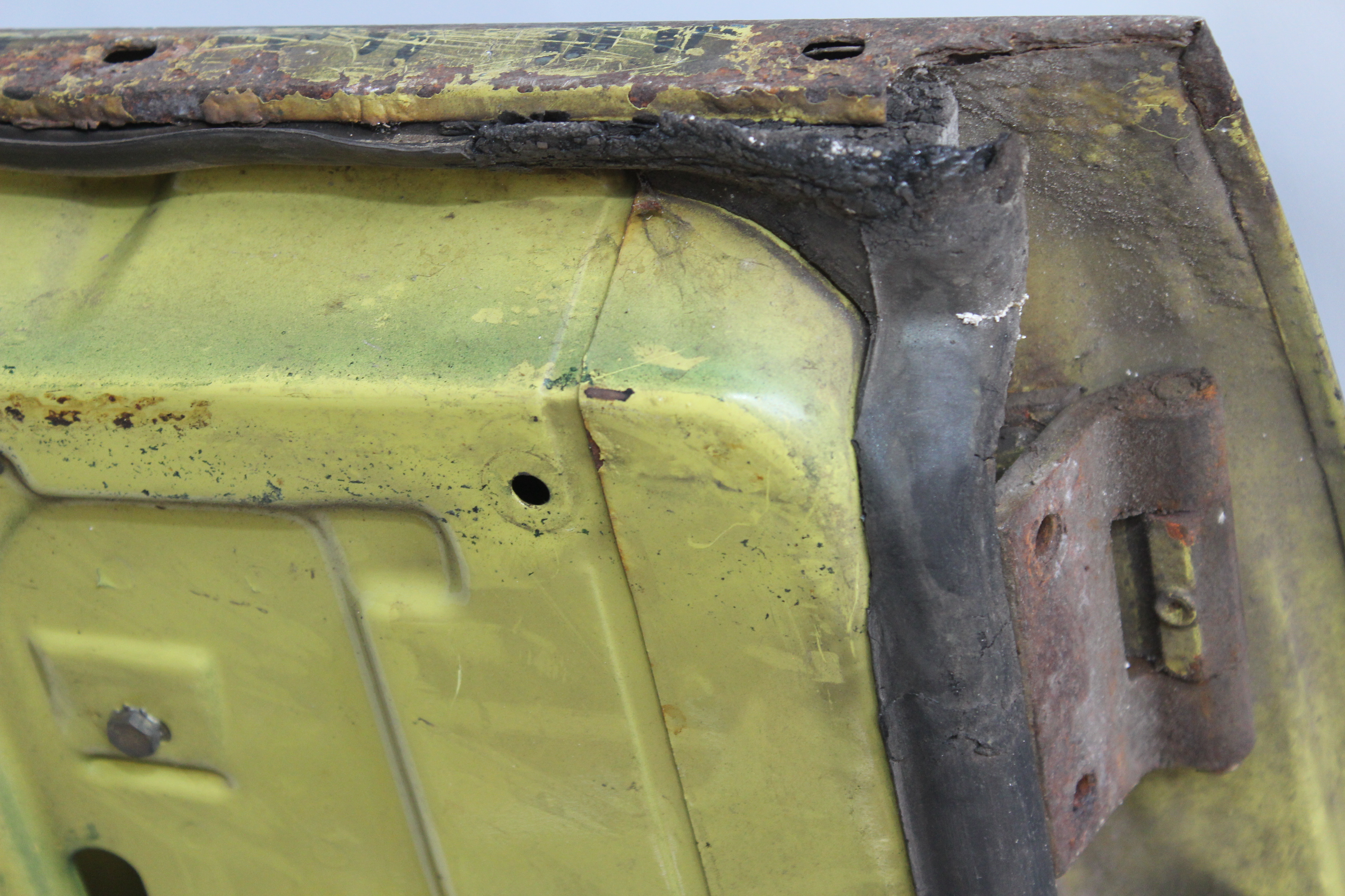 Fondtür rechts Mercedes-Benz W114 W115 /8 Strich acht Hintertür Beifahrerseite Verglasung klar grünmetallic A1157301205  