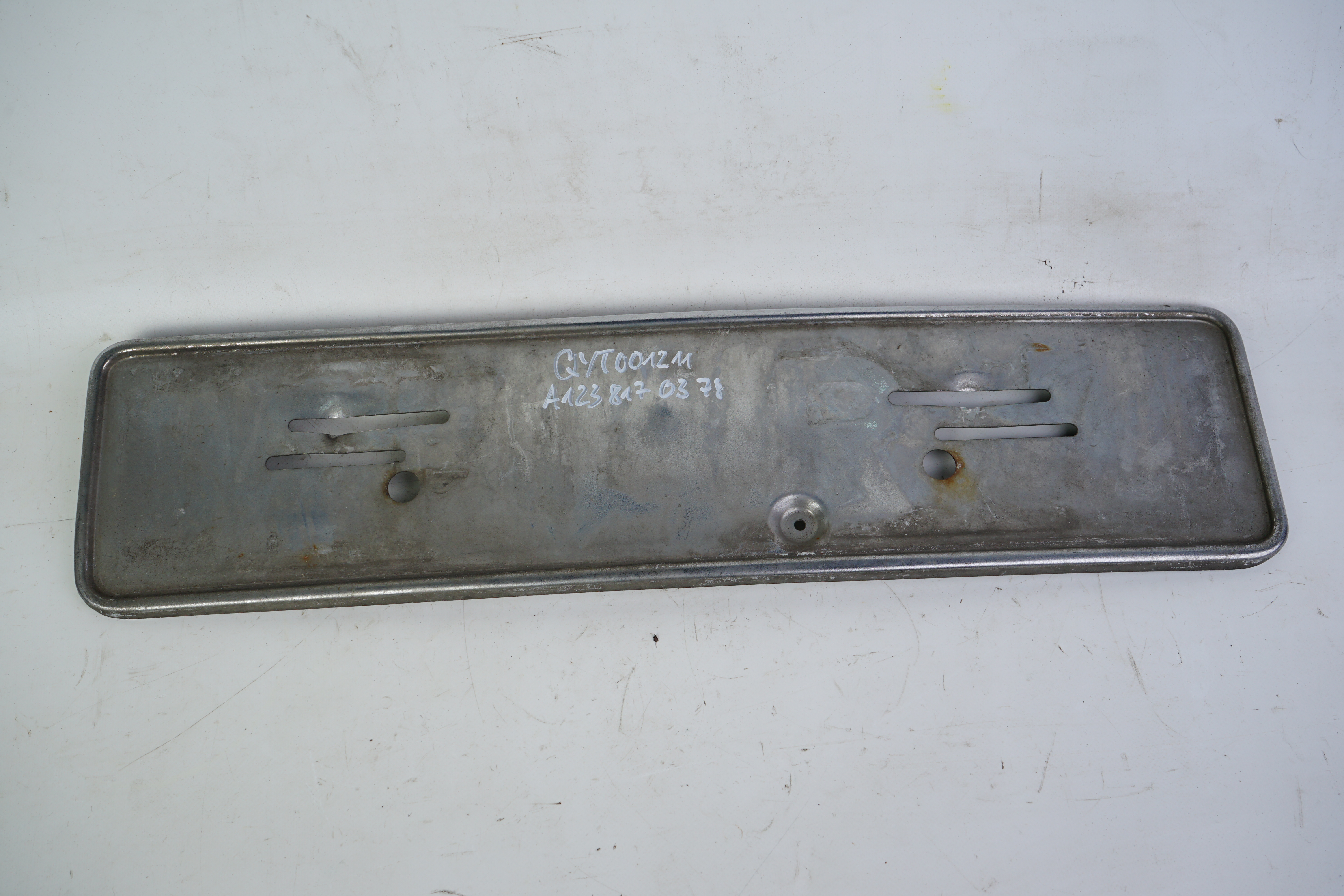 Kennzeichenblende W107 W114 W115 W116 W123 W126 Kennzeichenunterlage Stoßstange vorn A1108850081 A1168170078 A1138850081 → A1238170378 