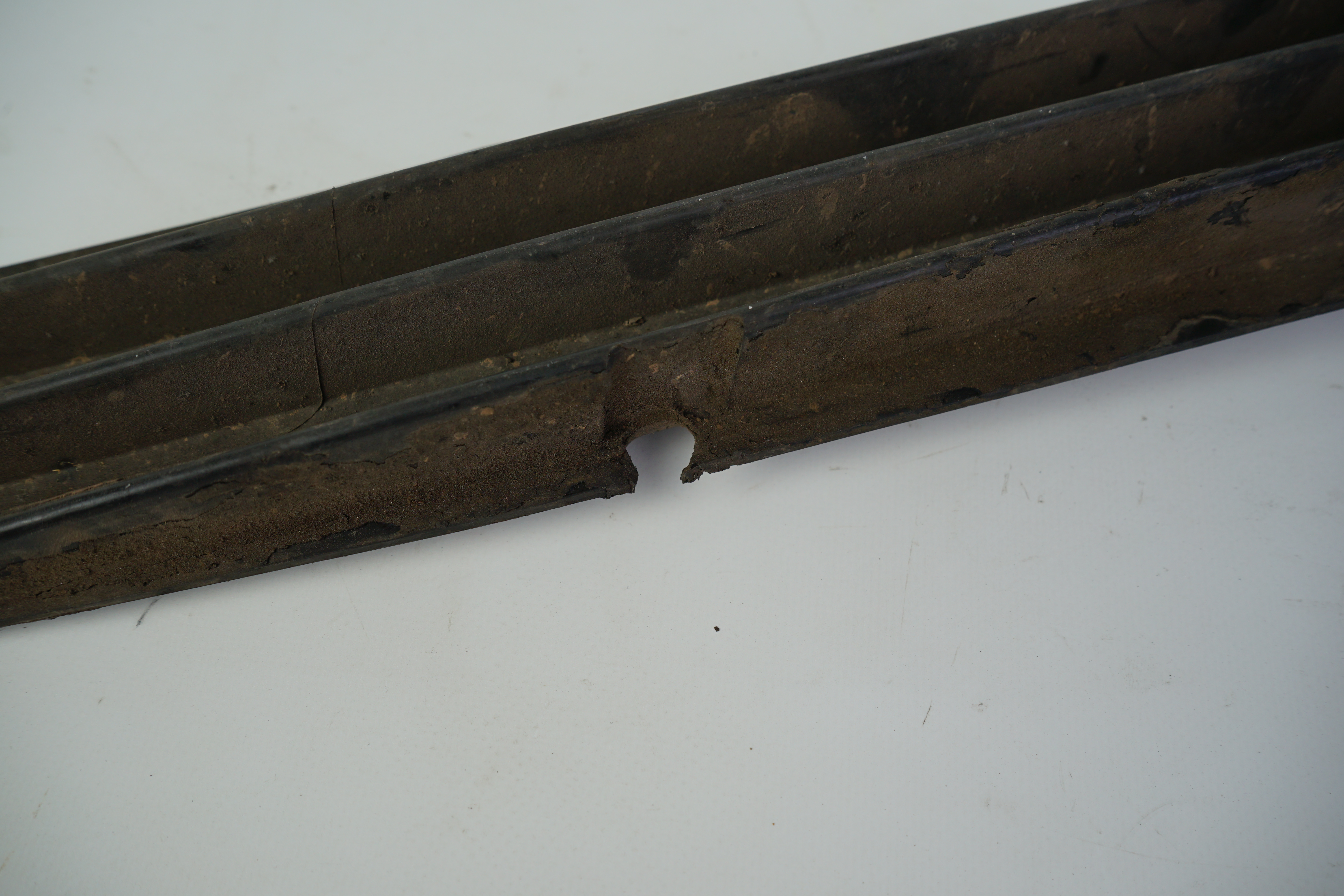 Ziergitter links Mercedes-Benz W114 W115 /8 Strich Acht 2.Serie Gitter Lufteinlass unter Stoßstange A1158880123
