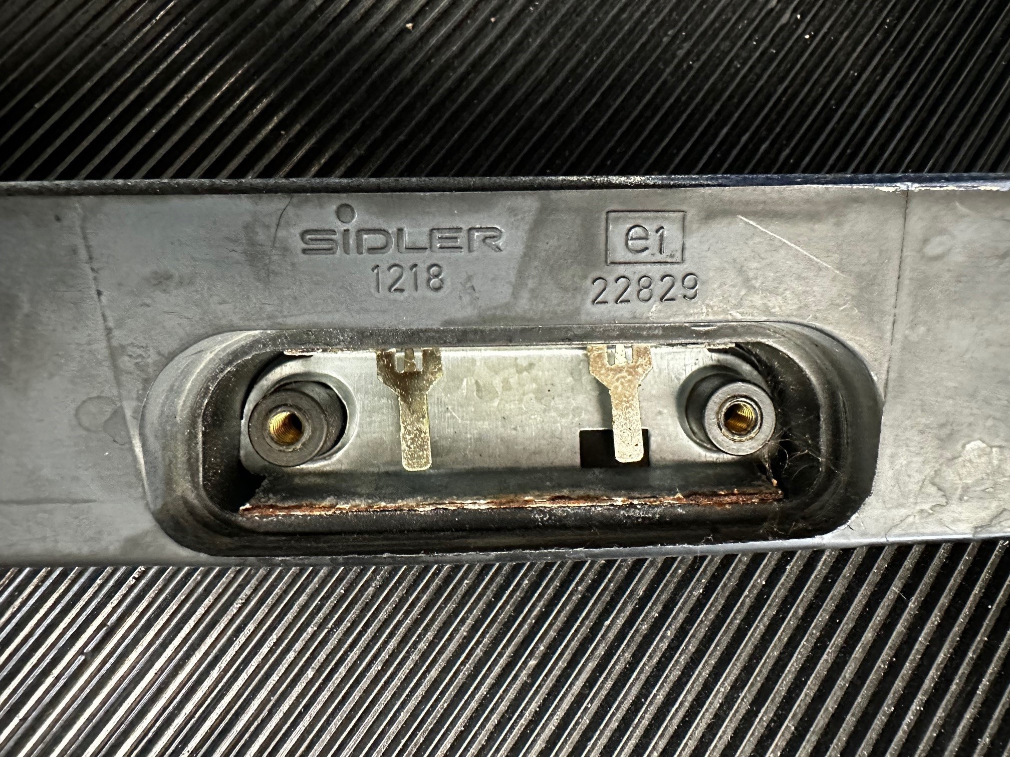 Gehäuse Kennzeichenleuchte Mercedes-Benz C126 SEC Coupé W126 S SE SEL Limousine 1. Serie 09/1979 - 08/1985 Lichtleiste Kennzeichenbeleuchtung A1268200709 A1268202909