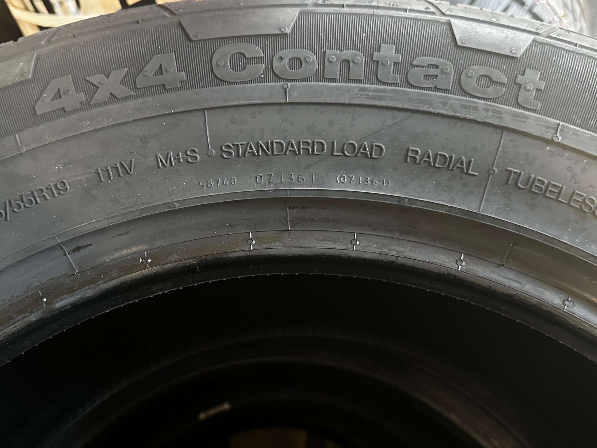 Sommerreifen CONTINENTAL 4x4 Contact 275/55R19 111V M0 FR ML Mercedes-Benz G-Klasse G-Modell W463 GL X164  DOT1022 27555R19 111V FR ML OEM-Kennung M0 Q44002111067A