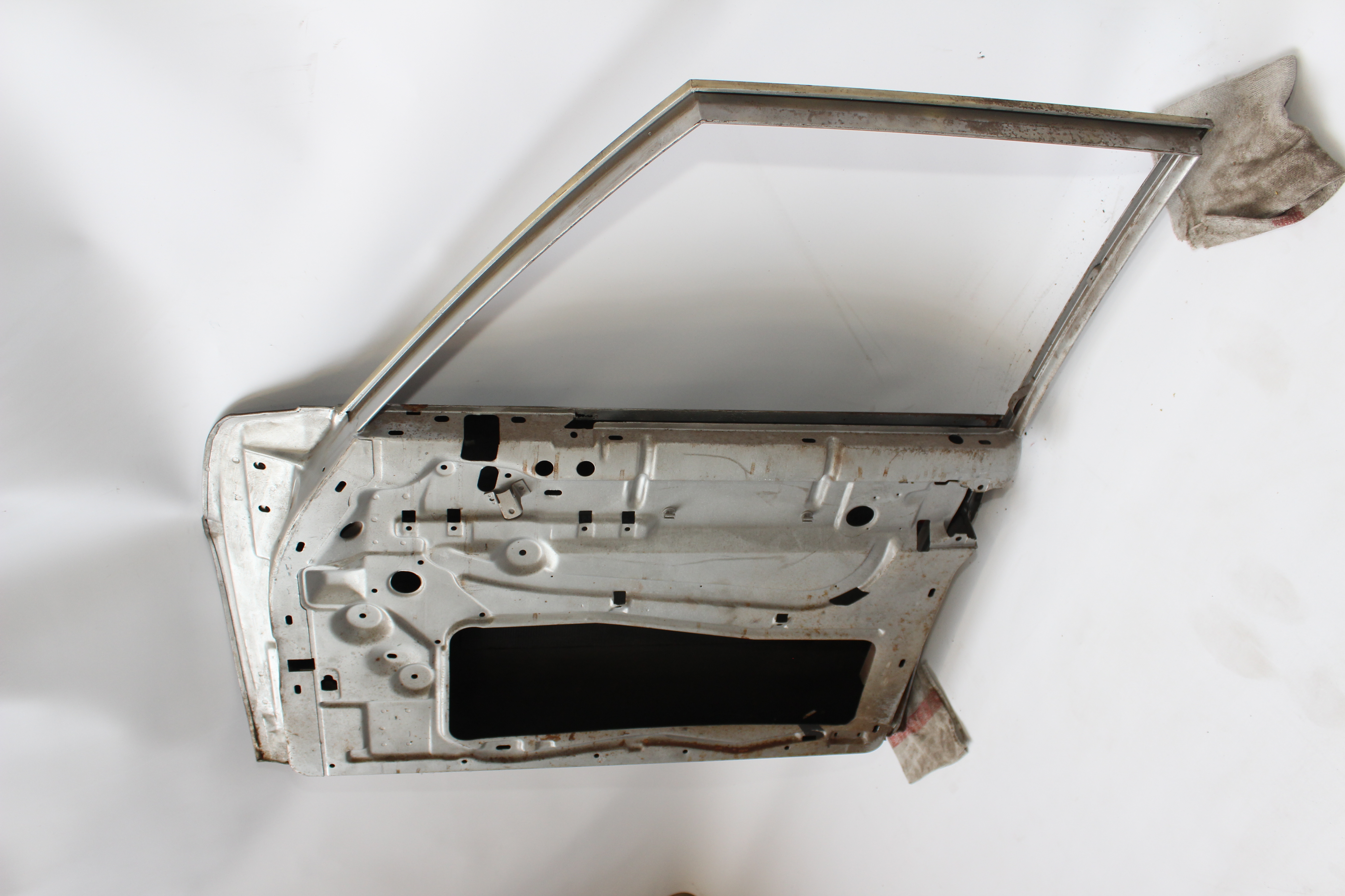 Tür vorn rechts Mercedes-Benz W114 W115 /8 Strich acht 1.Serie Beifahrertür grundiert A1157301005 