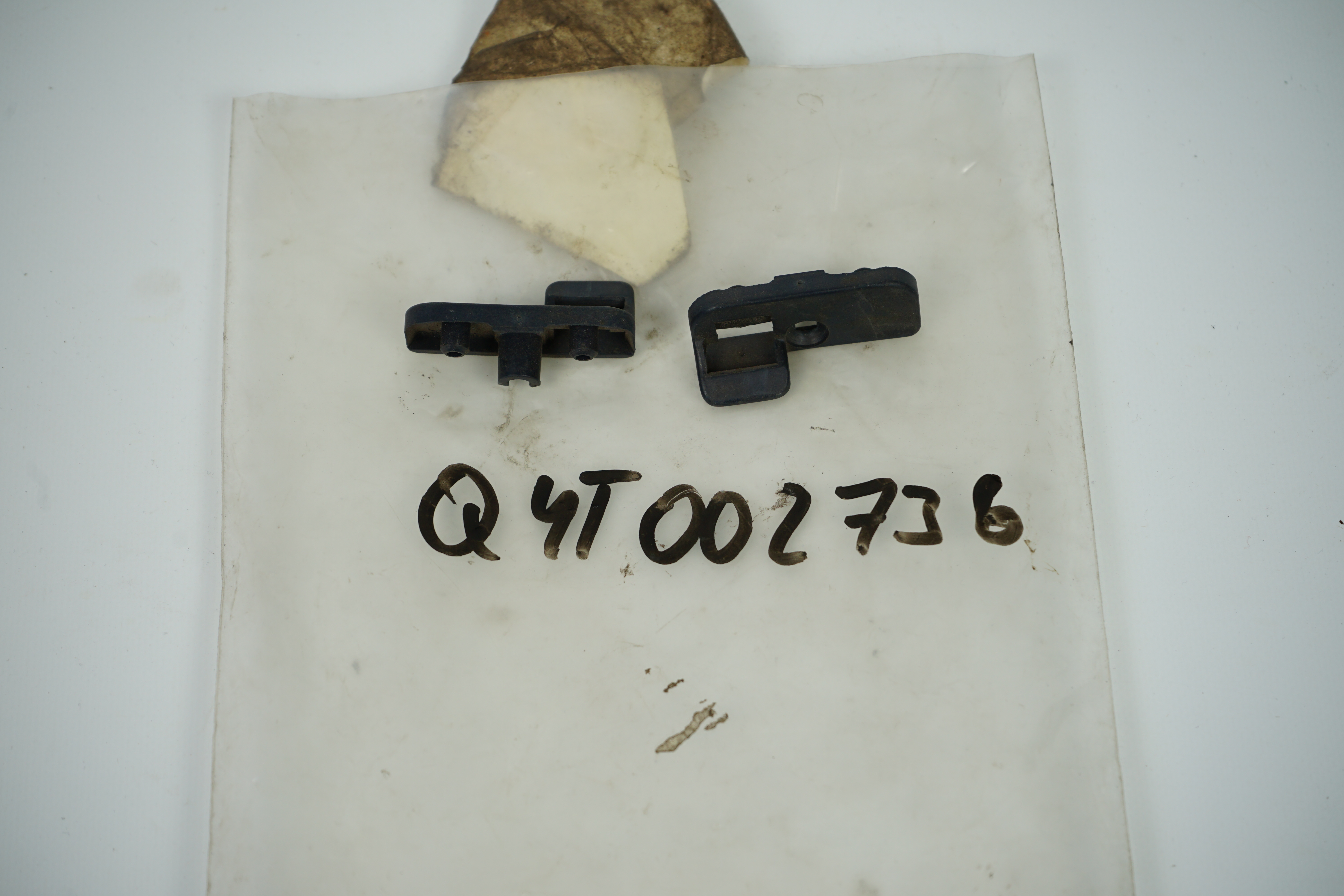 Raste Schwarz Mercedes-Benz A124 C124 S124 W124 W201 Raste für griff an Hutablage A1268460044 9051