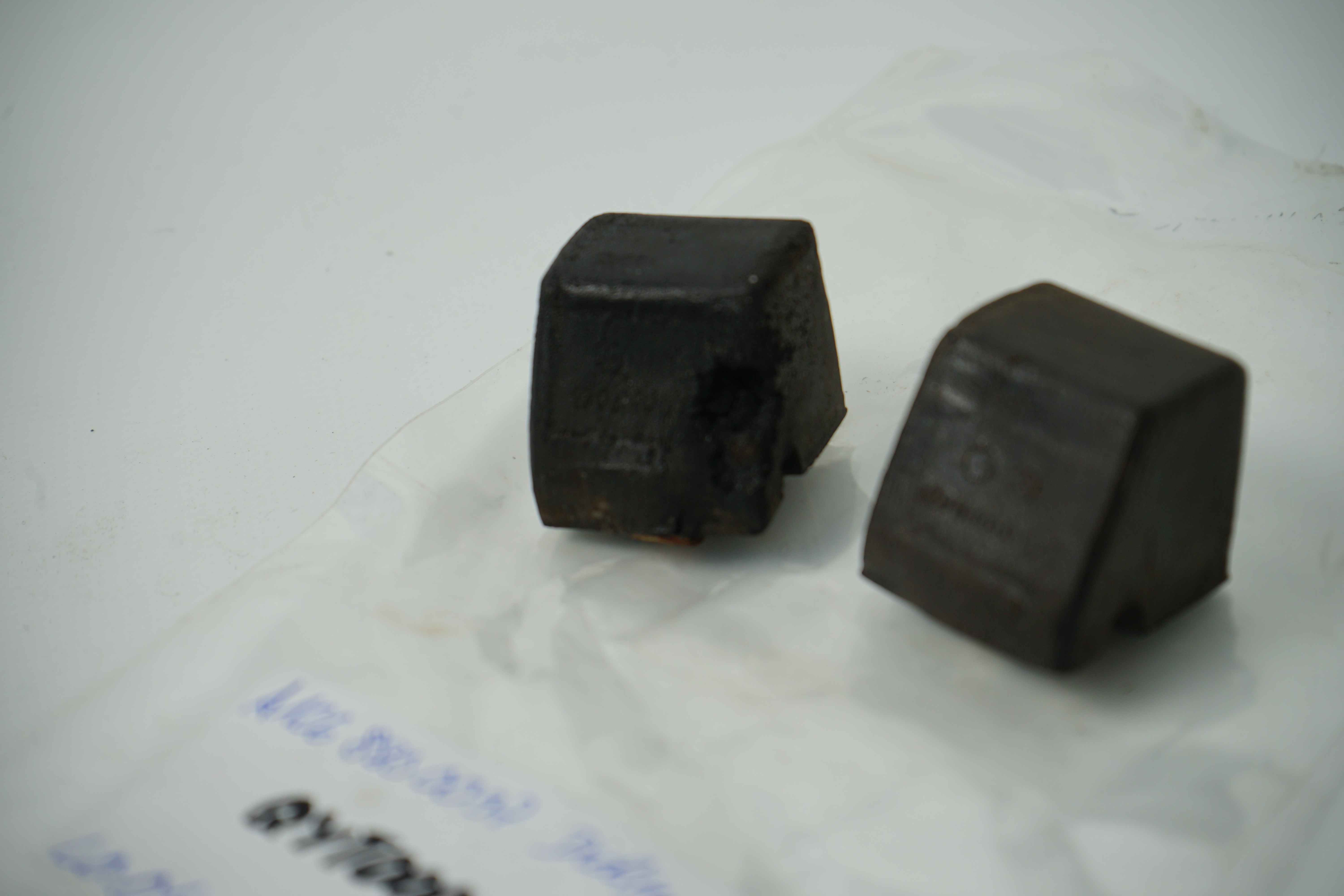 Puffer Mercedes-Benz C126 W126 Schaumstoffpuffer an Motorhaube seitlich A1268800097 