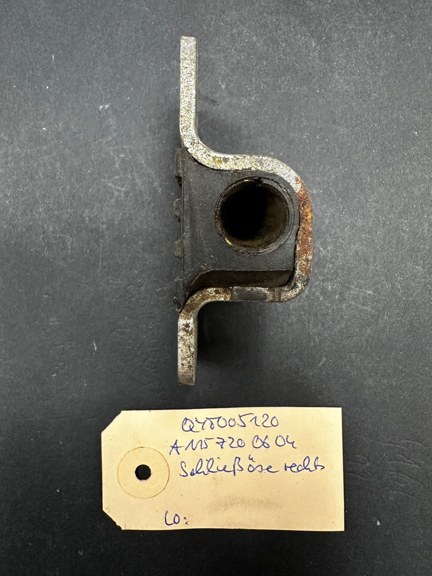 Schließöse rechts Mercedes-Benz R107 W108 W109 W111 W113 W114 W115 Türschlossfalle Türschloßfalle Zapfenschloss Tür beifahrerseitig A1157200604