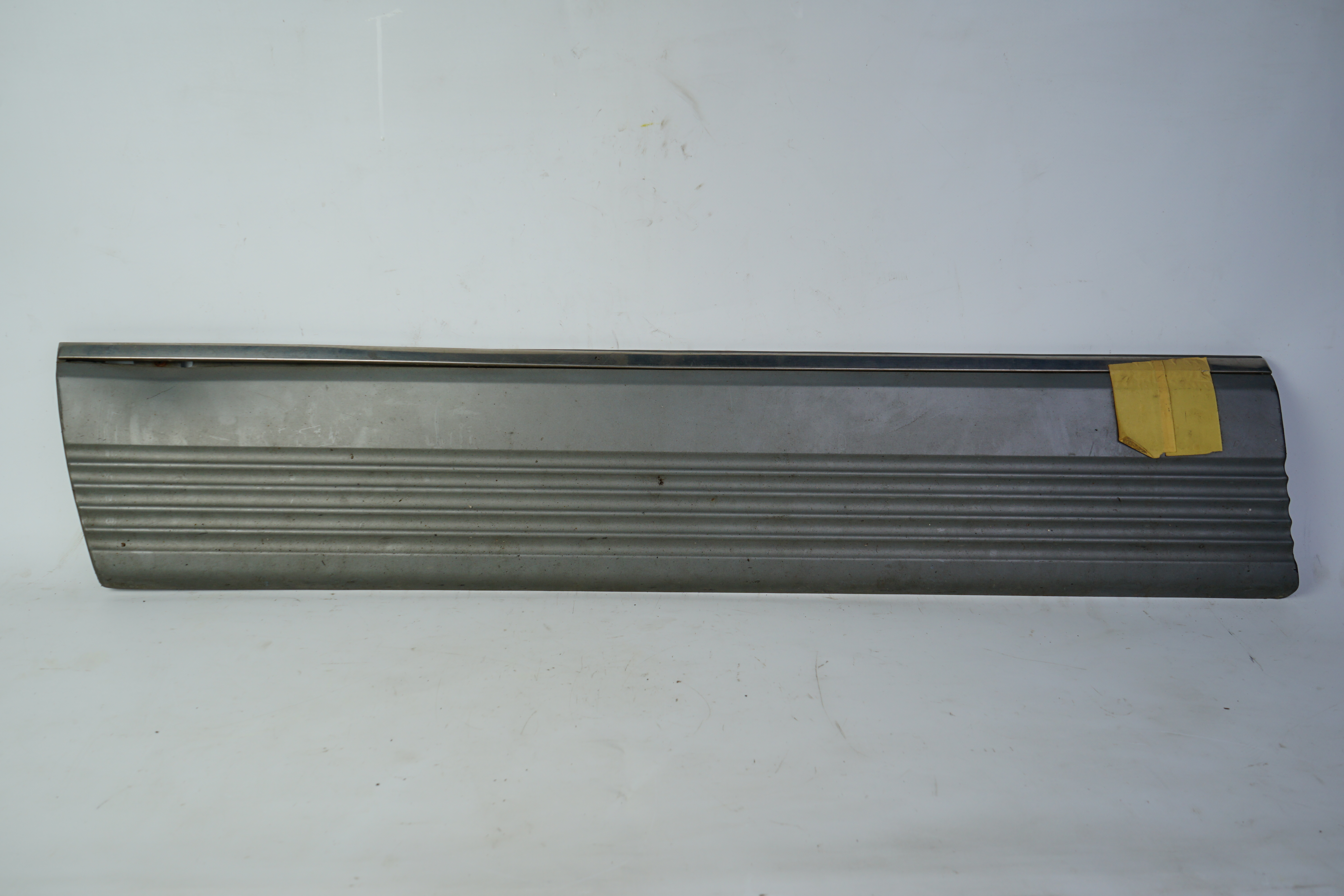 Verkleidung vorn links Sacco-Brett W126 1.Serie Fahrertür links A1266900340 incl.Zierstab A1266980380 7175 mattgrau normale Gebrauchsspuren/ Kratzer