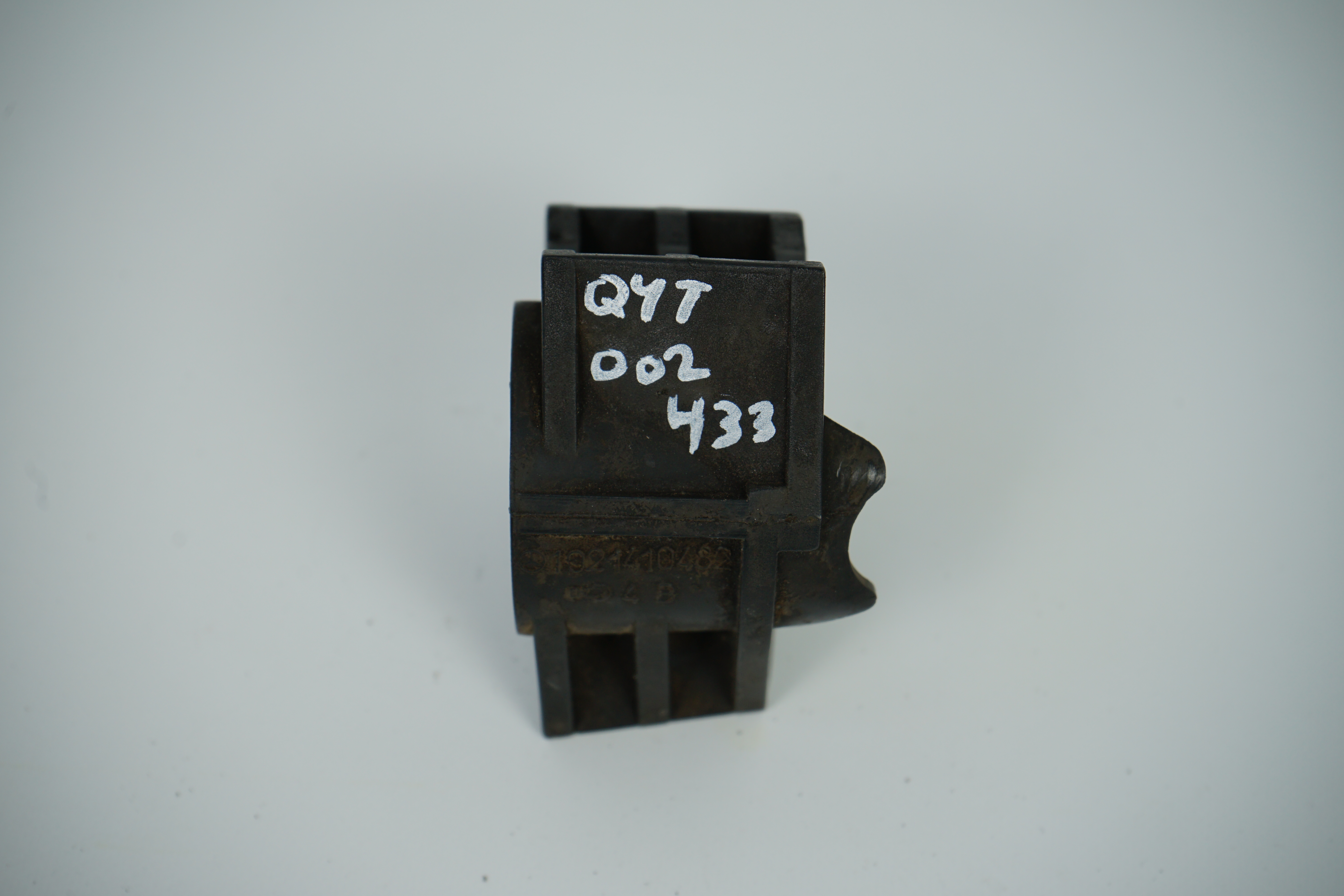 Gummilager Mercedes-Benz W124 W201 W460 W461 Motor M102 Elastomerlager Leerlaufsteller an Saugrohr A1021410082 A1021410482