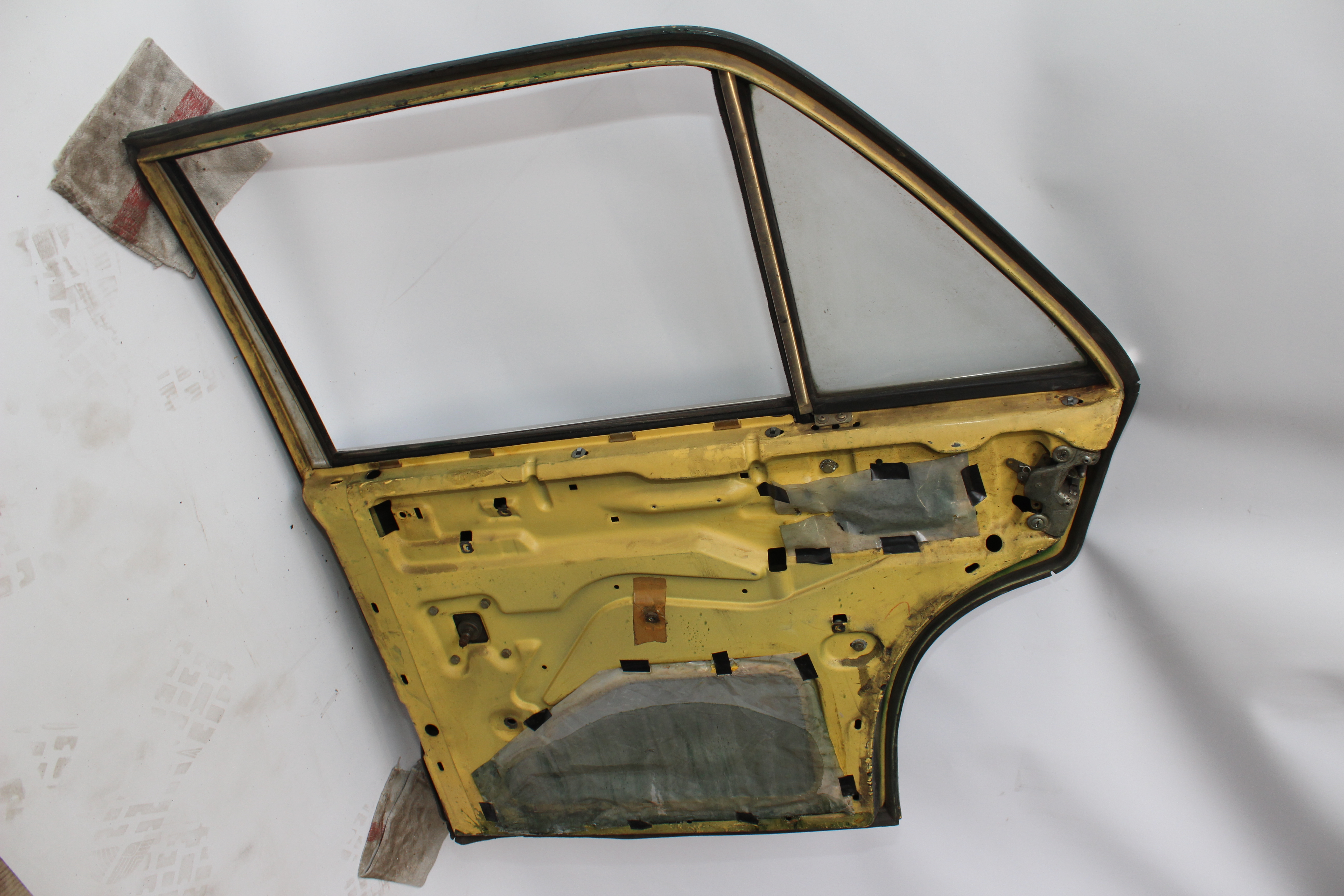 Fondtür rechts Mercedes-Benz W114 115 /8 Strich acht Tür hinten rechts Verglasung klar grünmetallic A1157301205 