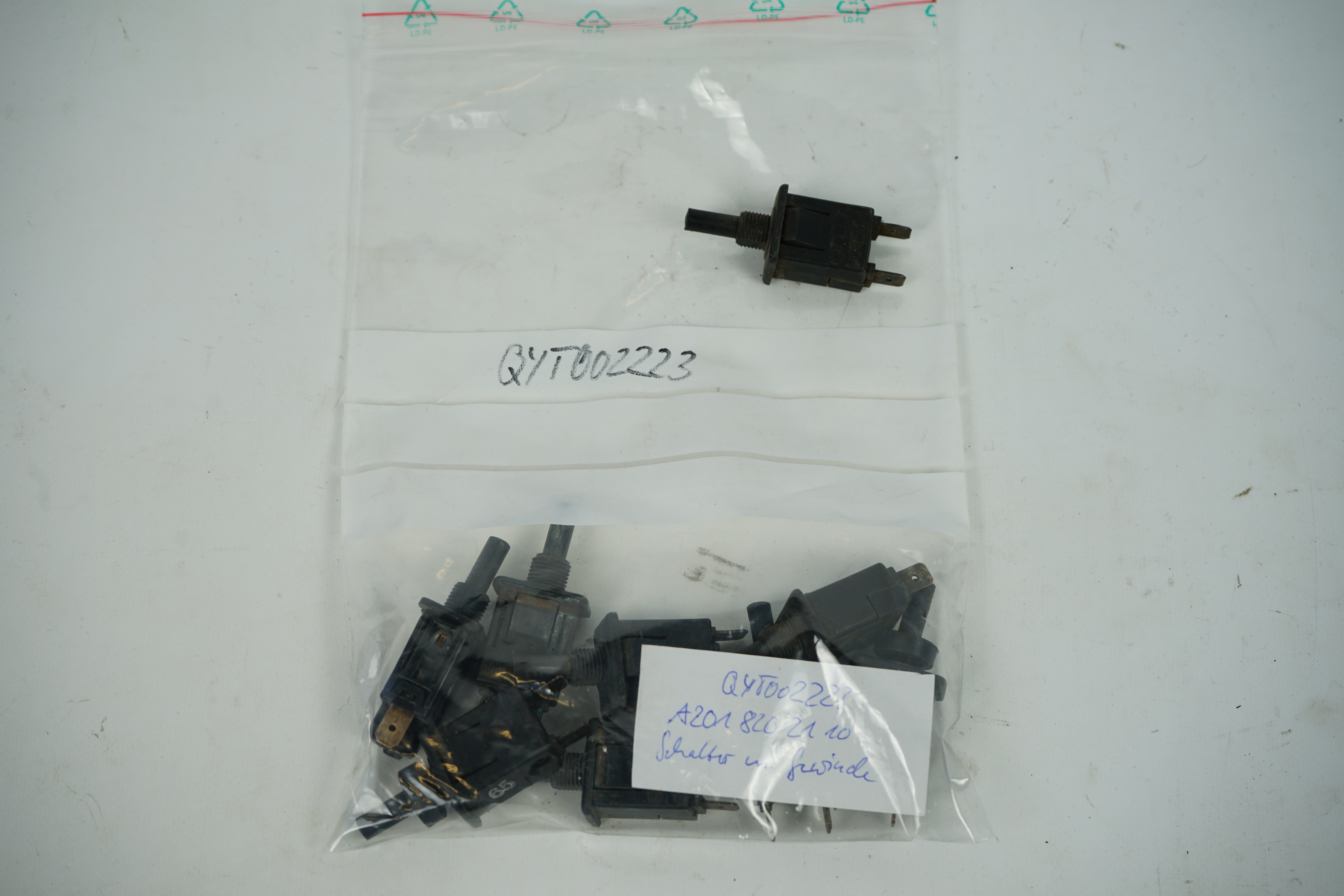 Türschalter Mercedes-Benz Tastschalter Türkontaktschalter A0008213152 A0008213252 A2018201110 A2018202110