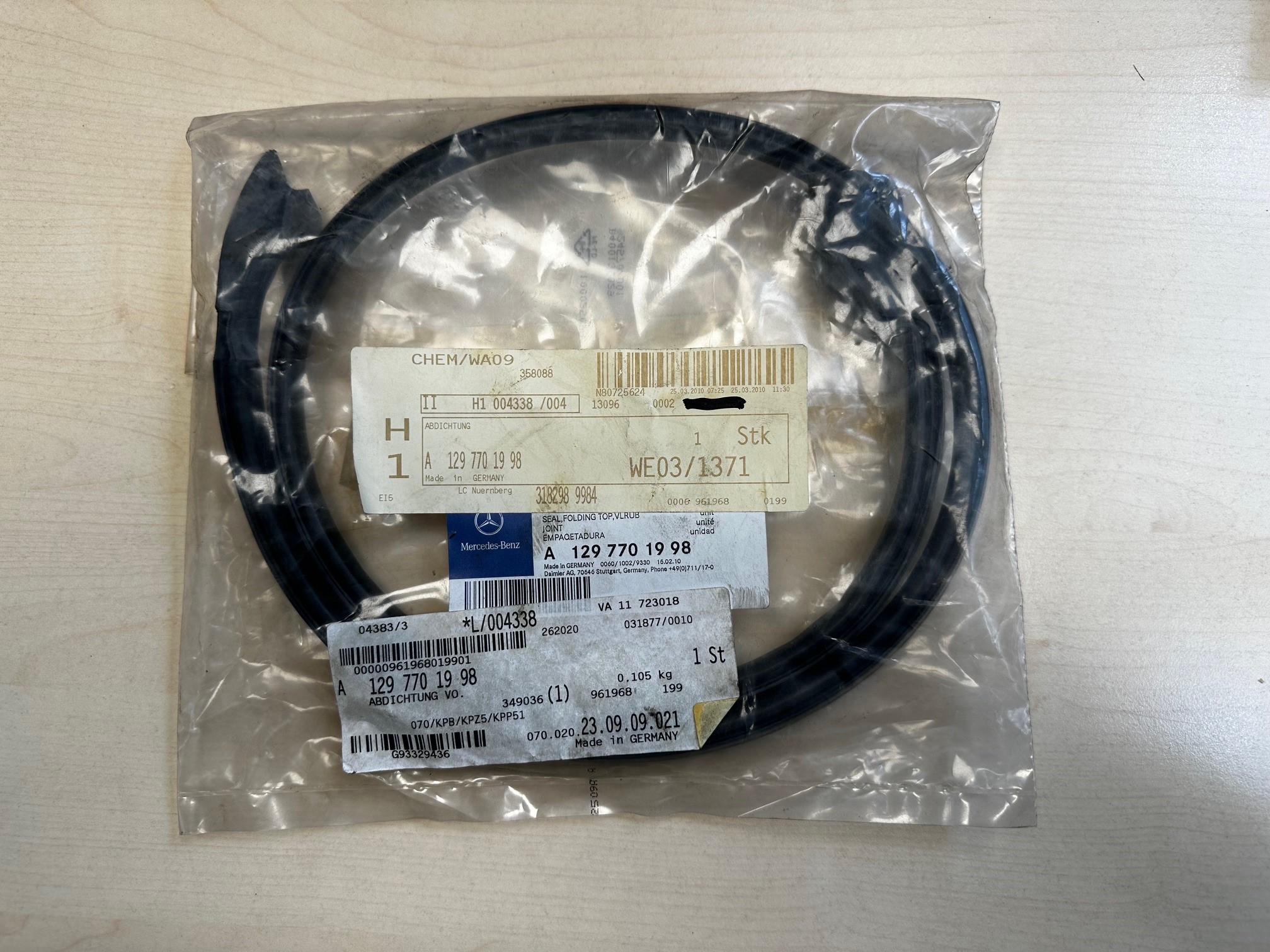 Dichtung Verdeckrahmen vorn Mercedes-Benz R129 SL-Klasse Roadster Dichtung Scheibenrahmen unten A1297701998 A1297701198 