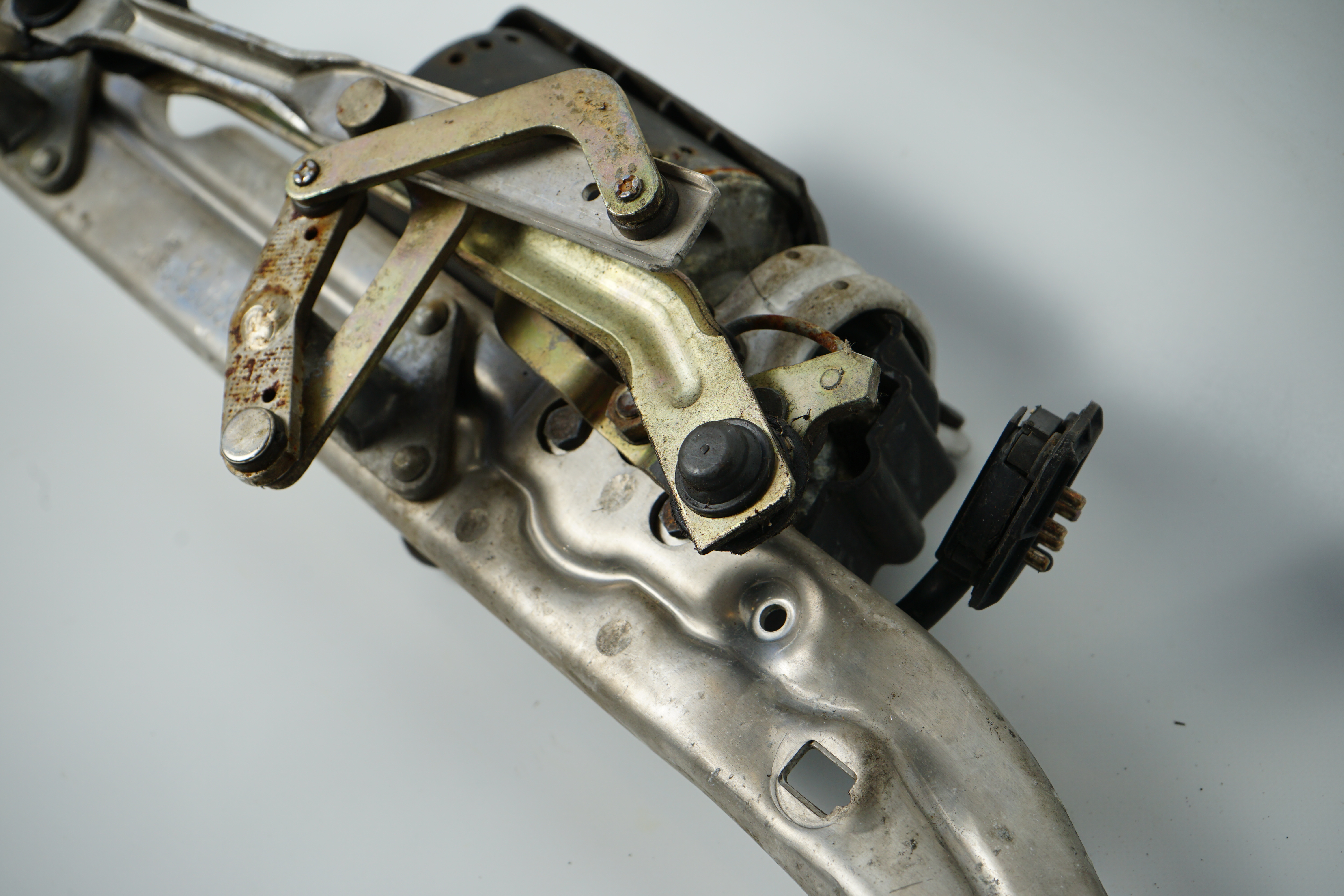 Wischergestänge mit Motor Mercedes-Benz C126 W126 Konsole Scheibenwischergestänge A0008200982 A0008201682 A1268209342