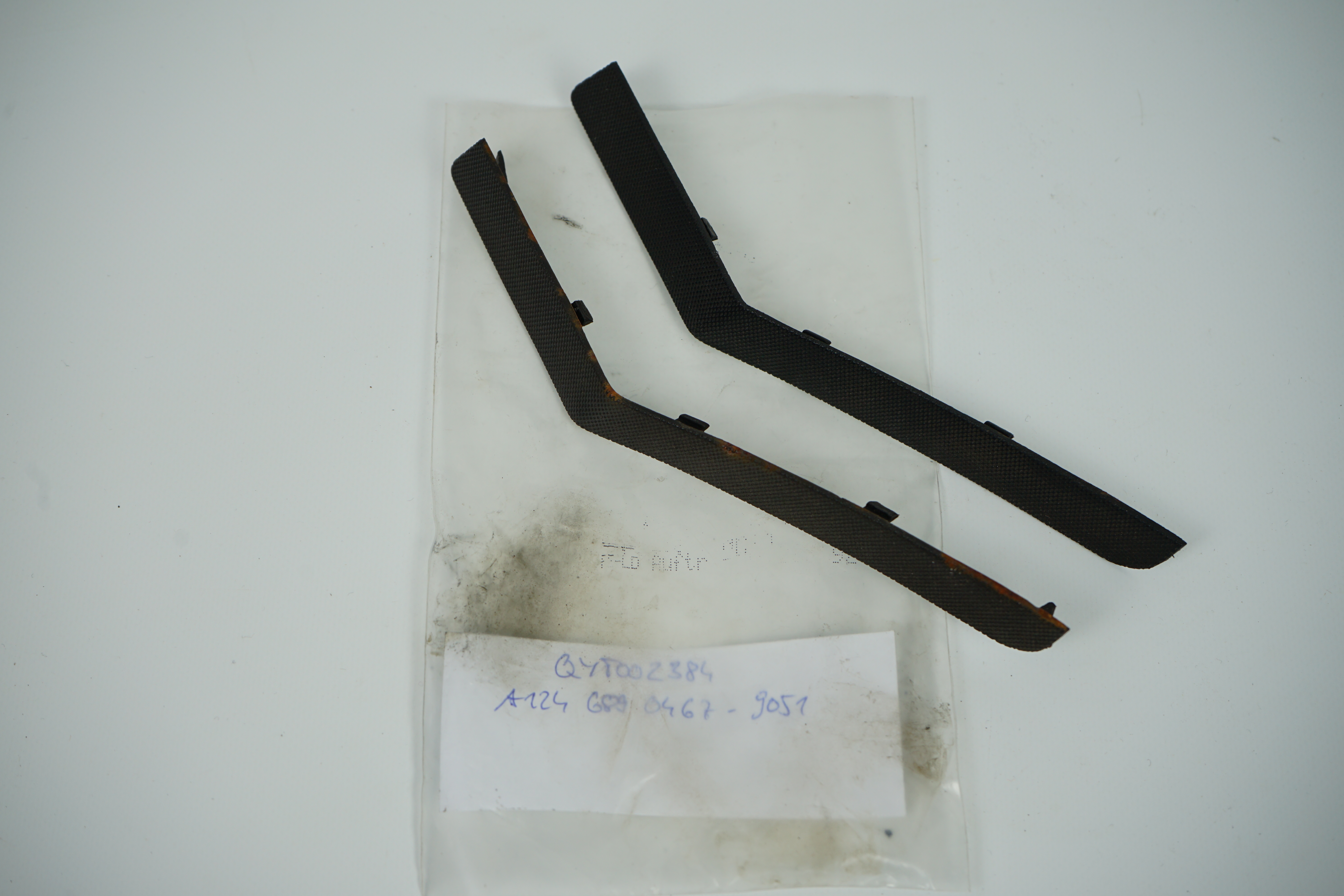 Abdeckleiste rechts schwarz Mercedes-Benz W124 Abdeckleiste Lautsprecher im Armaturenbrett rechts Beifahrerseite A1246890467 9051