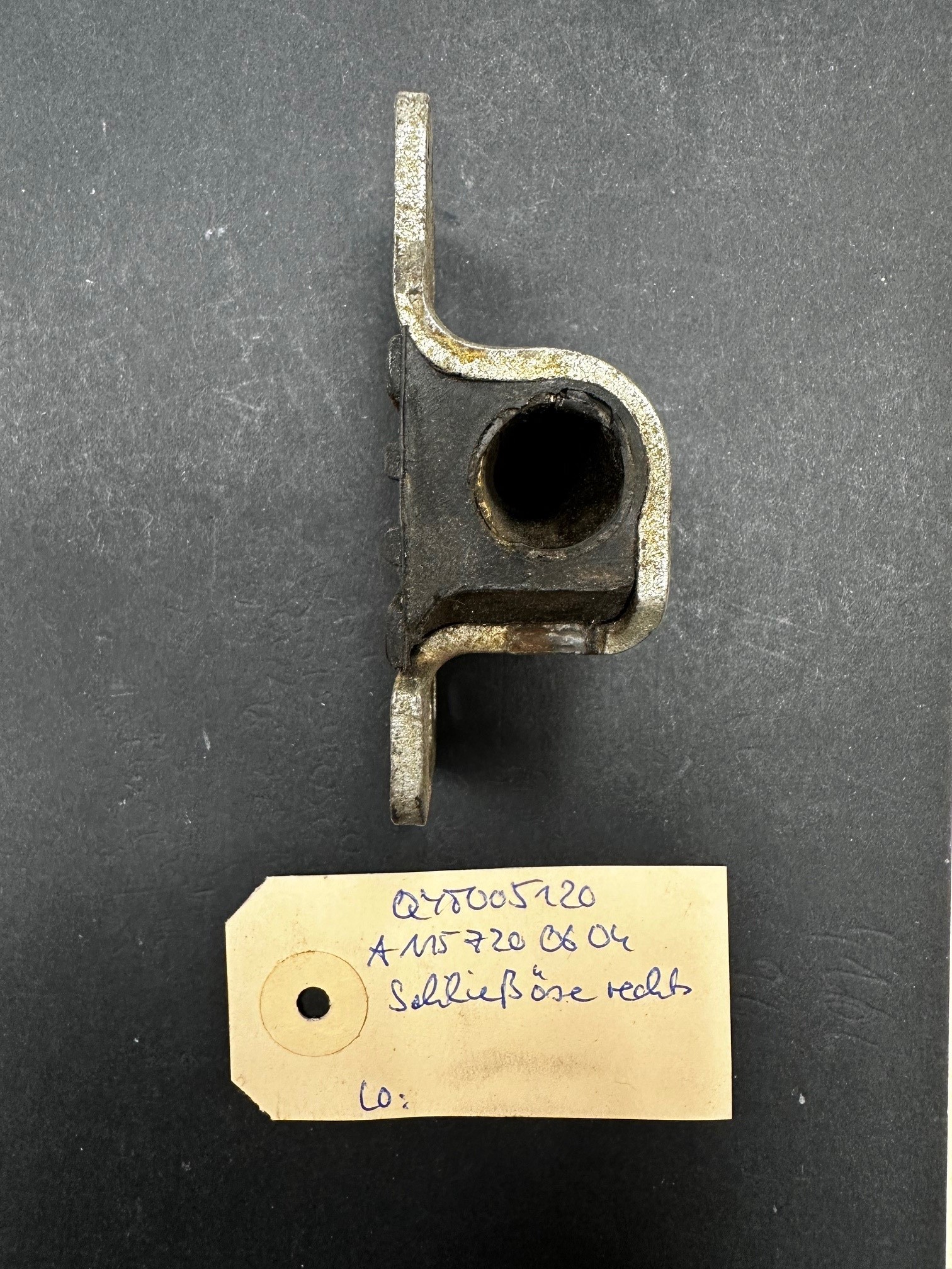 Schließöse rechts Mercedes-Benz R107 W108 W109 W111 W113 W114 W115 Türschlossfalle Türschloßfalle Zapfenschloss Tür beifahrerseitig A1157200604