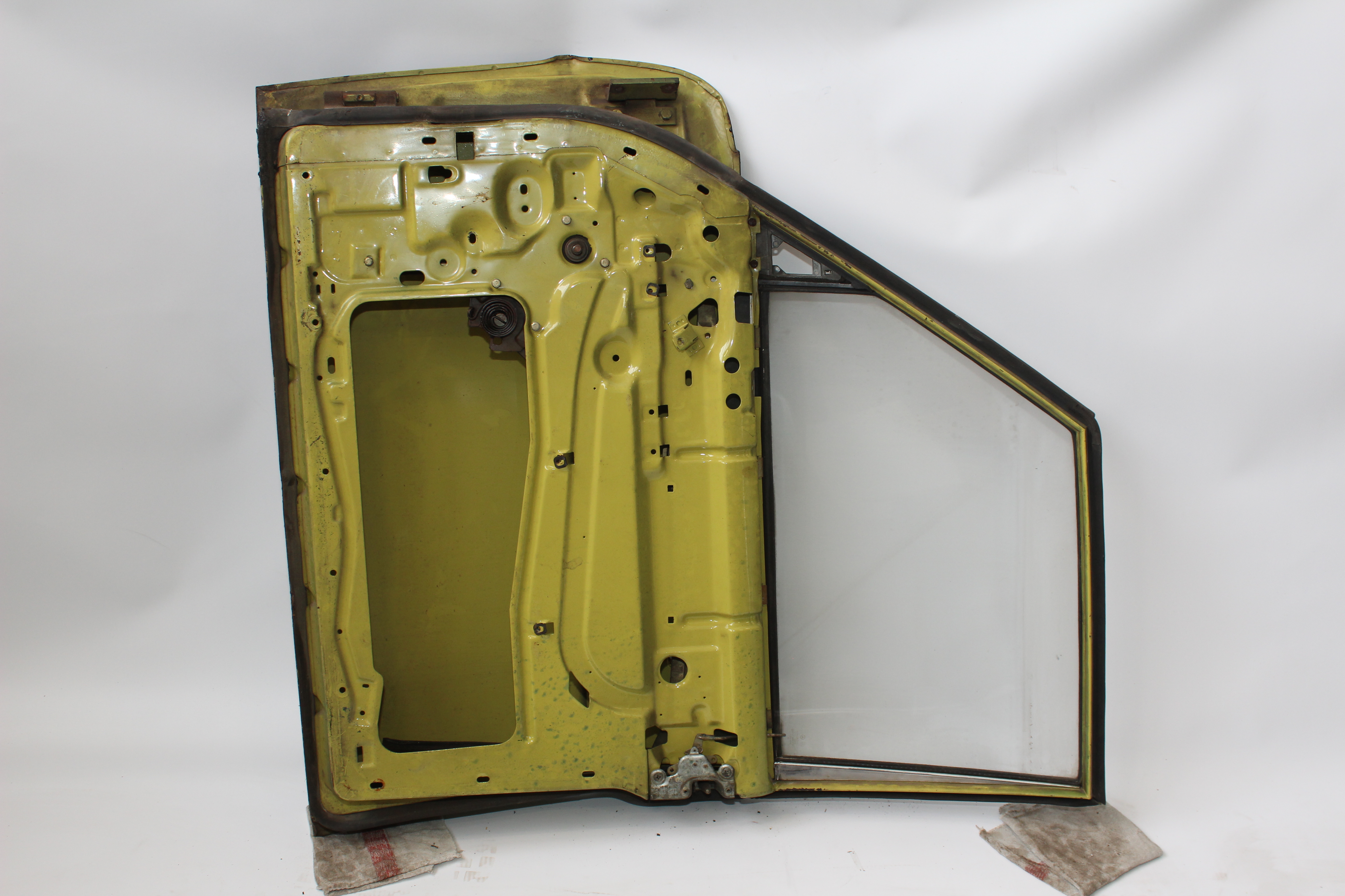 Fondtür rechts Mercedes-Benz W114 W115 /8 Strich acht Hintertür Beifahrerseite Verglasung klar grünmetallic A1157301205  