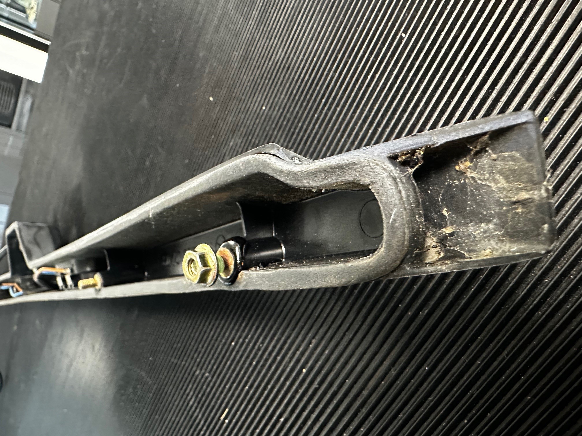 Gehäuse Kennzeichenleuchte Mercedes-Benz C126 SEC Coupé W126 S SE SEL Limousine 1. Serie 09/1979 - 08/1985 Lichtleiste Kennzeichenbeleuchtung A1268200709 A1268202909