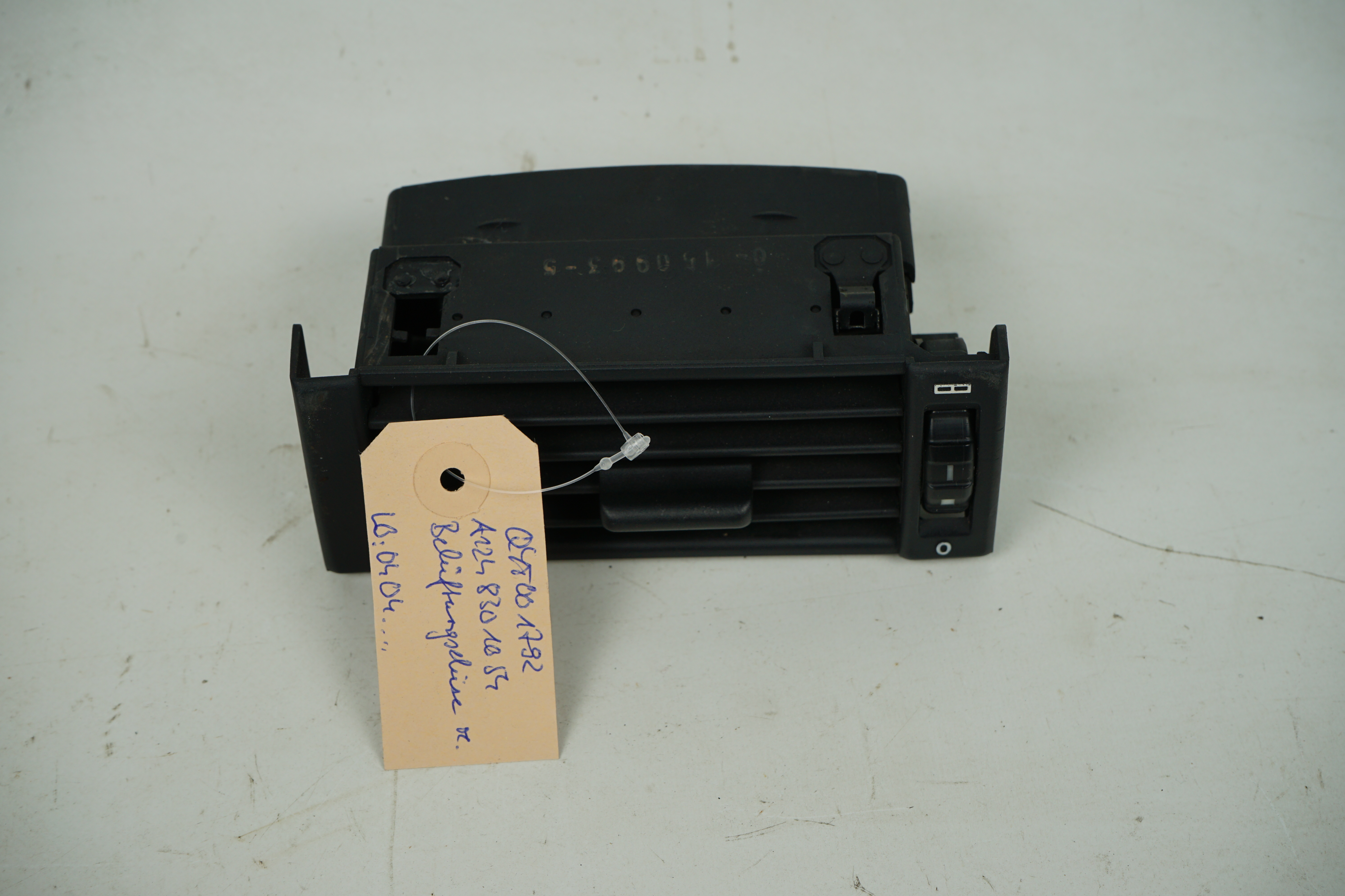Luftdusche Seitenscheibenentfrostung Mercedes-Benz W124 E-Klasse Luftdüse Lüftungsdüse Instrumententafel seitlich rechts A1248301054