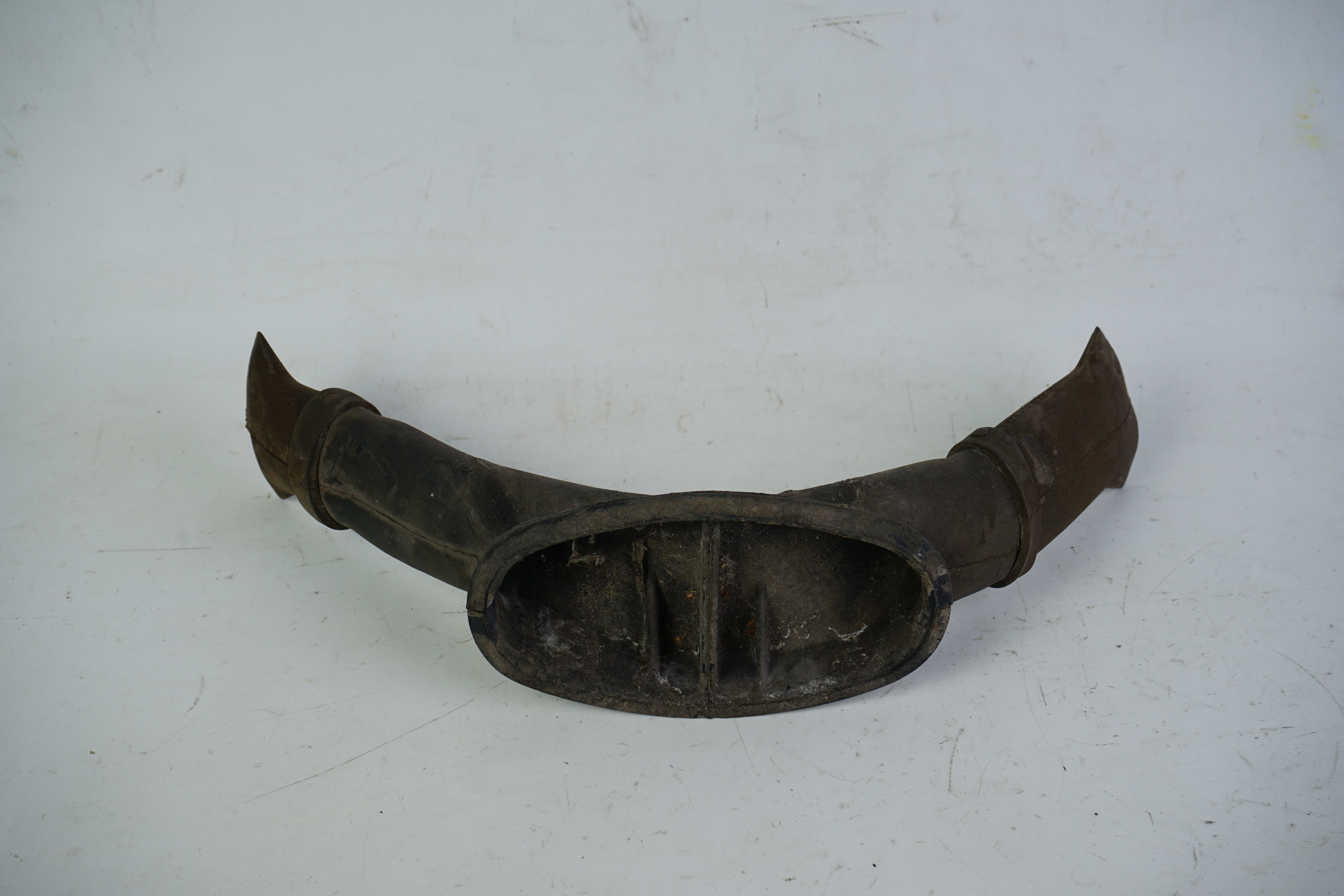 Stutzen Mercedes-Benz A124 C124 S124 W124 E-Klasse Ablauf Wasserkasten A1248300025