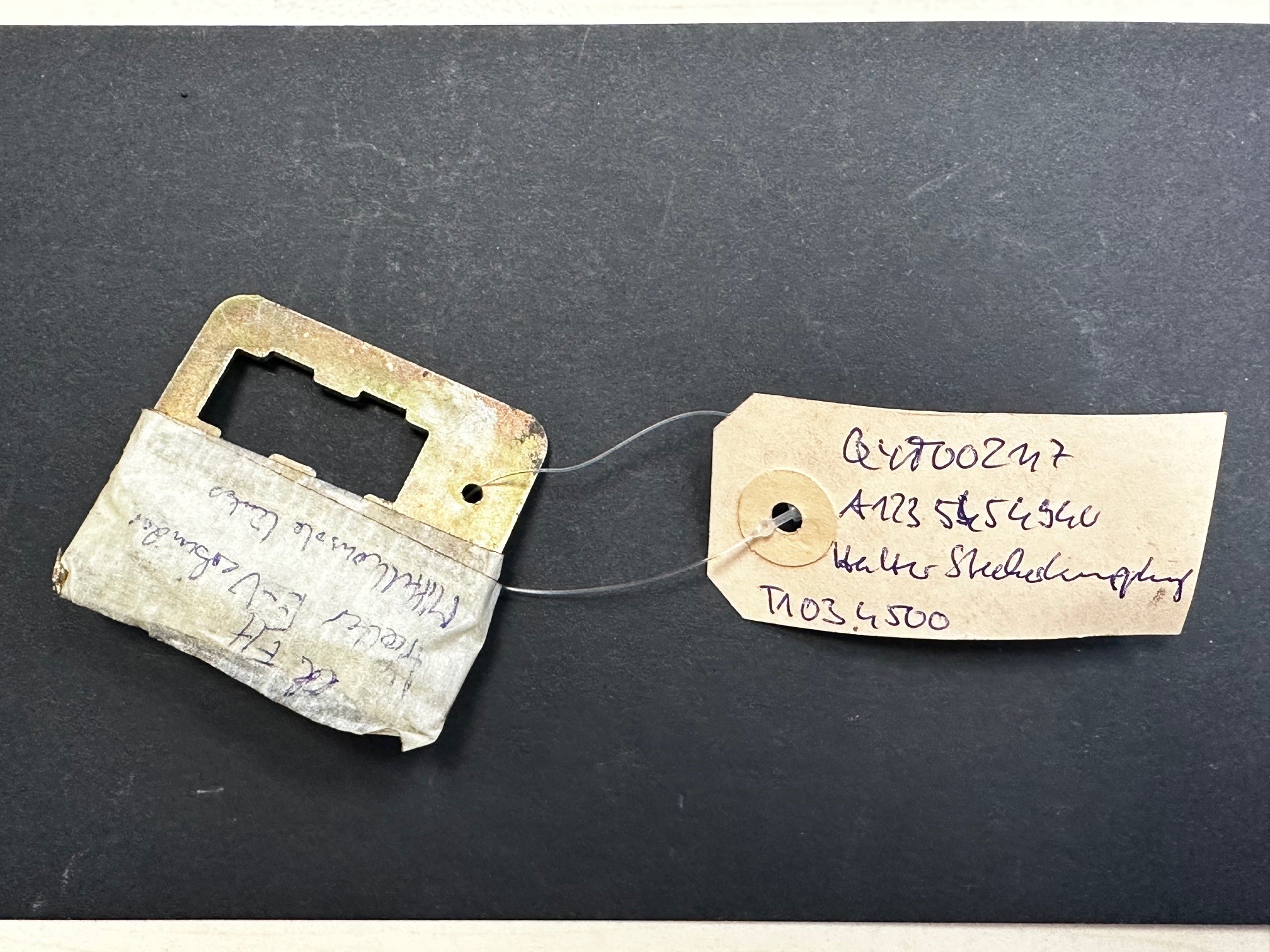 Halter Steckerkupplung Mercedes-Benz C107 R107 W108 W109 A111 C111 S111 W111 W114 W115 W116  C123 S123 W123 A124 C124 S124 W124 S126 W126 W201 Halter Blinkgeber Kraftstoffpumpenrelias unter Fondsitz A1085450440 A4635455040 A1235454940