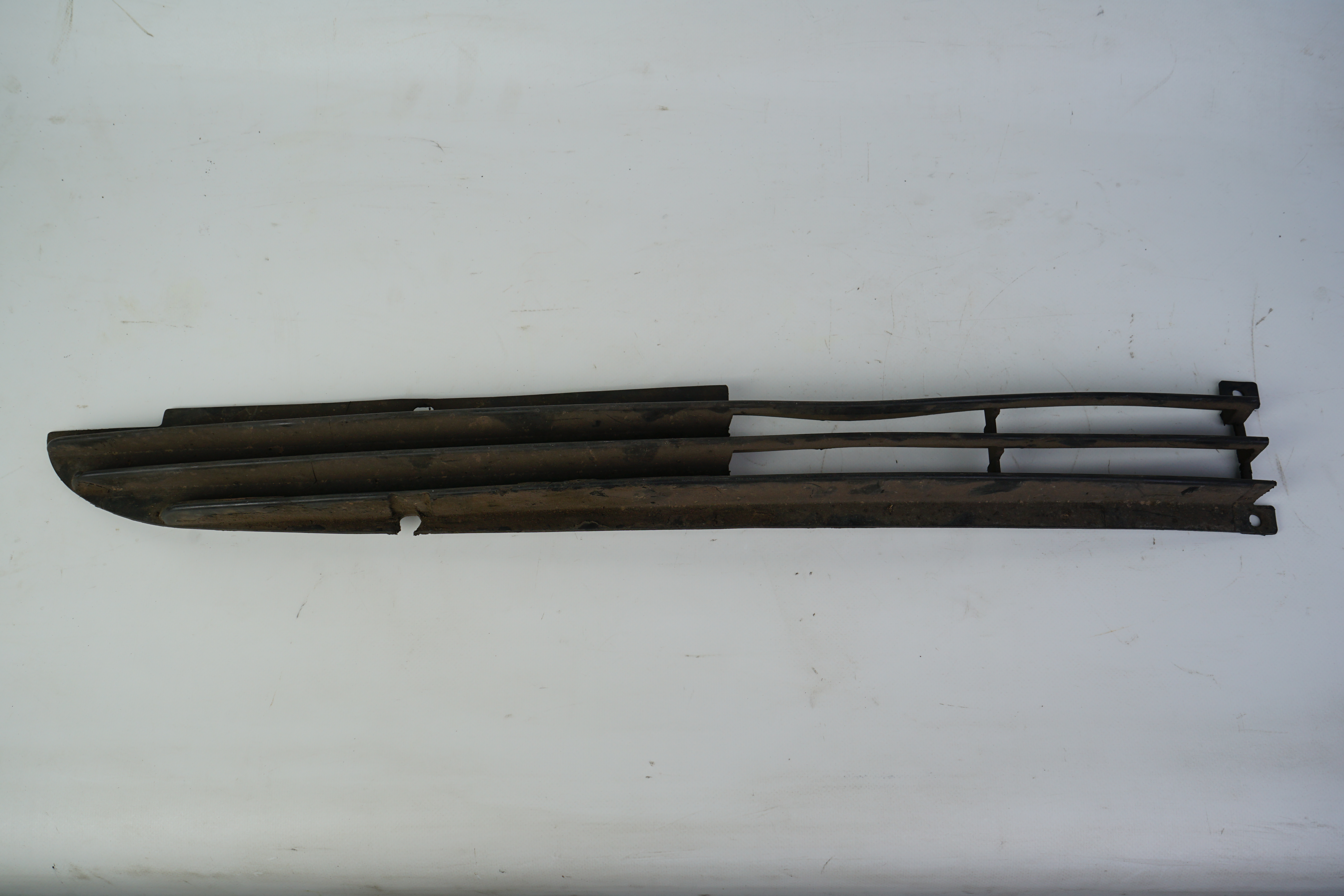 Ziergitter links Mercedes-Benz W114 W115 /8 Strich Acht 2.Serie Gitter Lufteinlass unter Stoßstange A1158880123