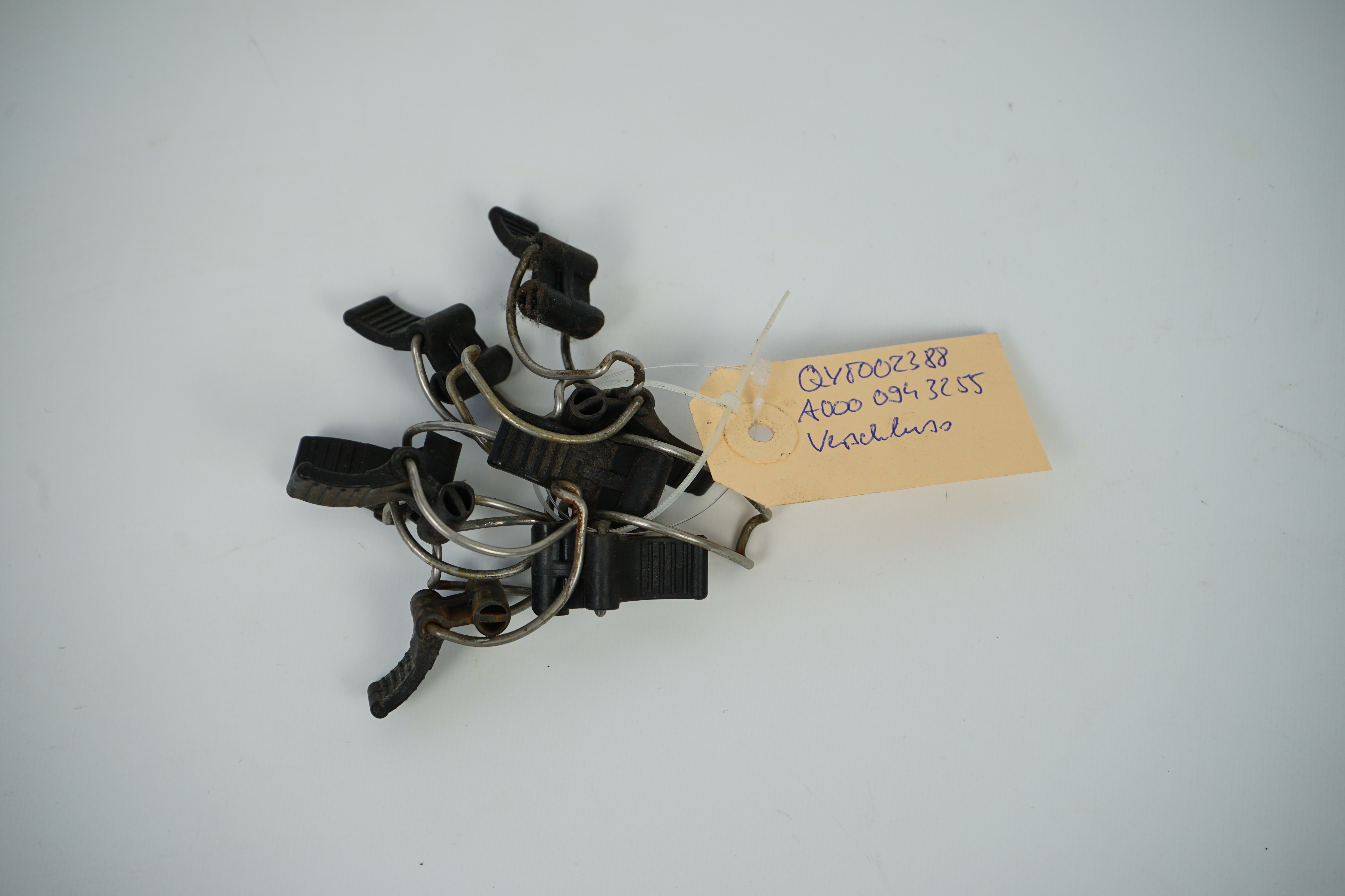 Verschluss Mercedes-Benz M102 M104 M111 M119 M601 M604 M605 M606 Verschlussklammer Spange Feder an Luftfilter A0000943255