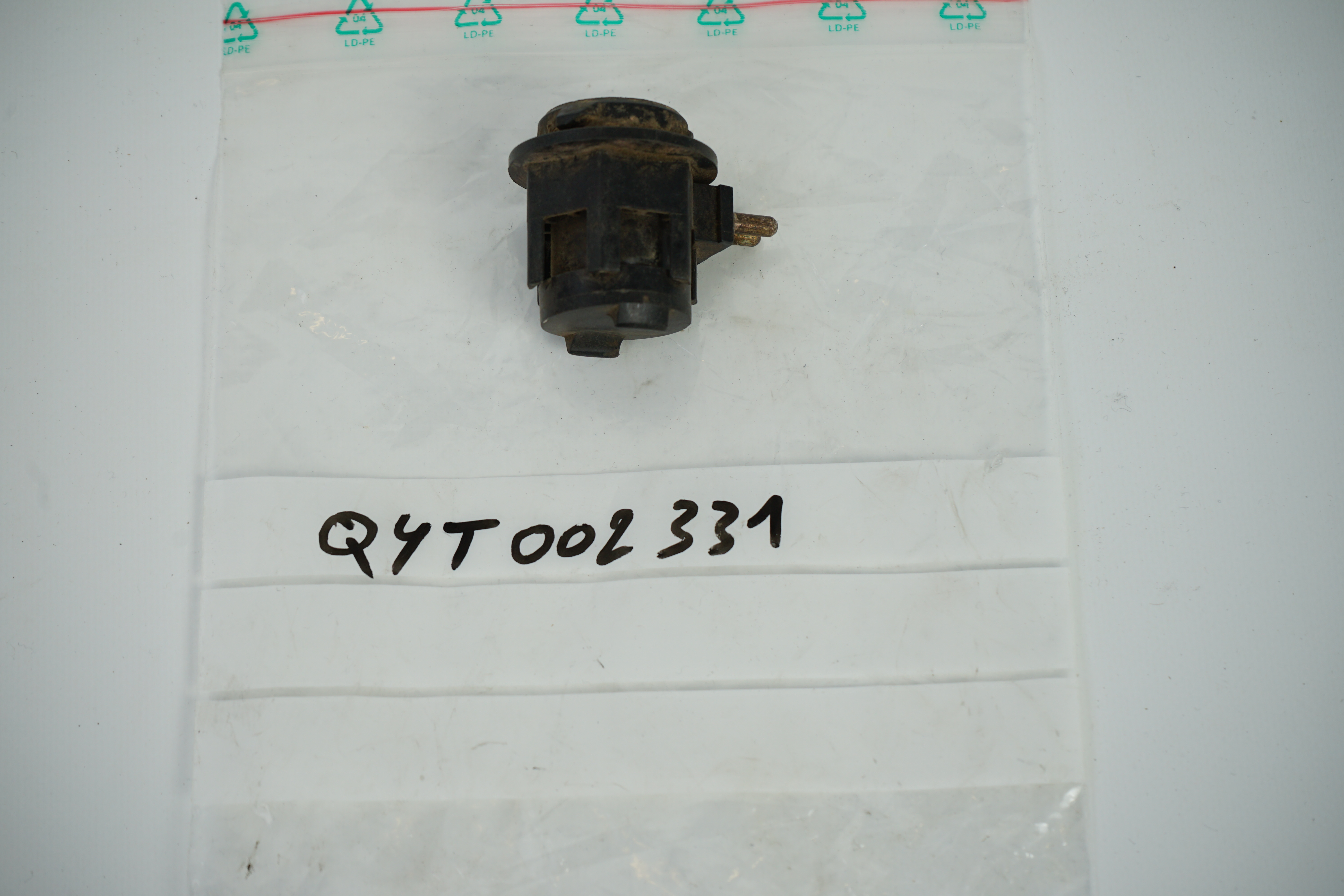 Kick-Down-Schalter Mercedes-Benz C107 W114/ W115 W116 W123 W460/ W461 W463 W601/ W602/ 611 Volllastschalter Übergasschalter A0003000141