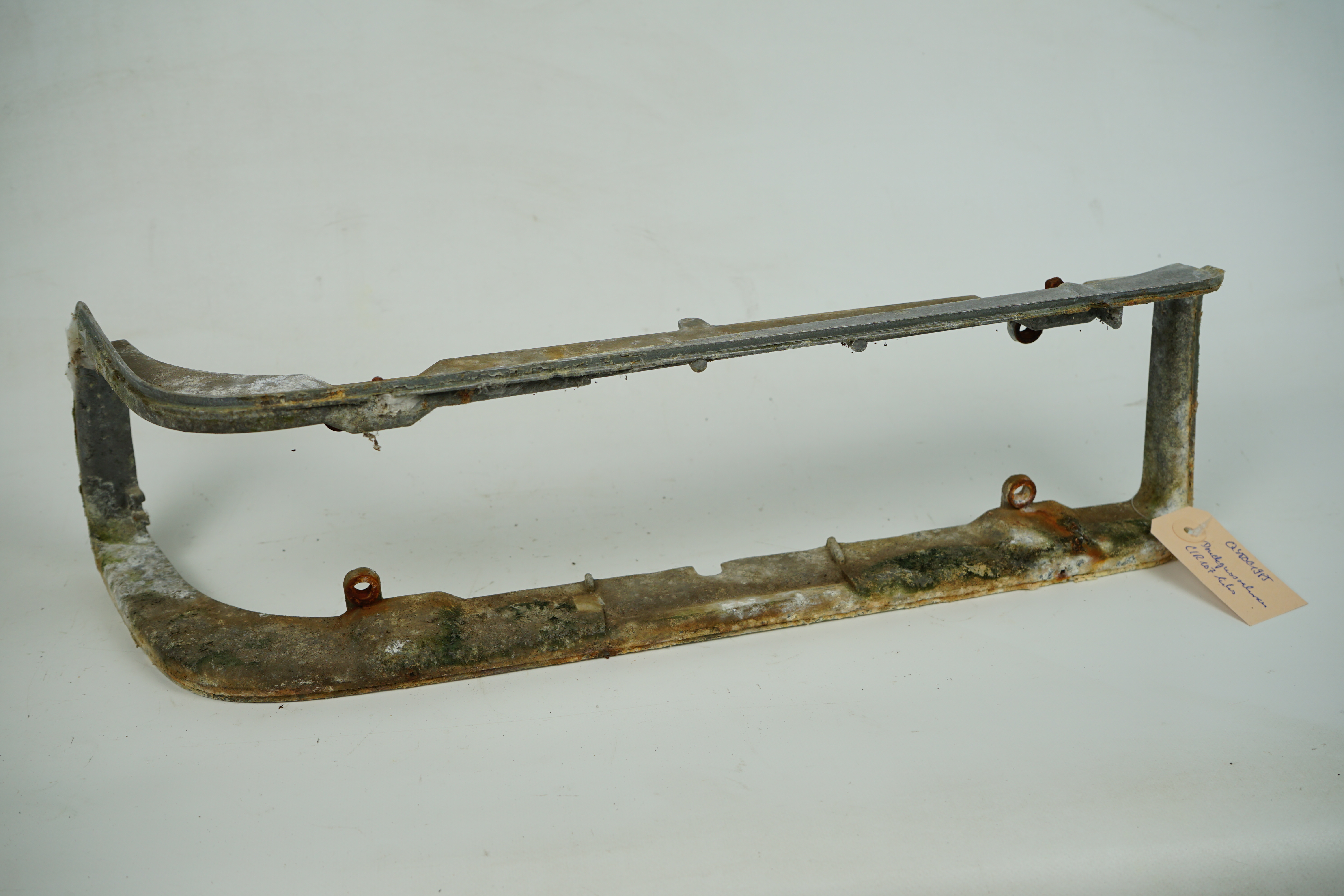 Druckgußrahmen Heckleuchte links Mercedes-Benz R107 C107 SL SLC Cabrio Coupé Aluminiumrahmen Rückleuchte Lampengehäuse Rückleuchte links *A1078202364 A1078203764 A1078201564 A1078204164